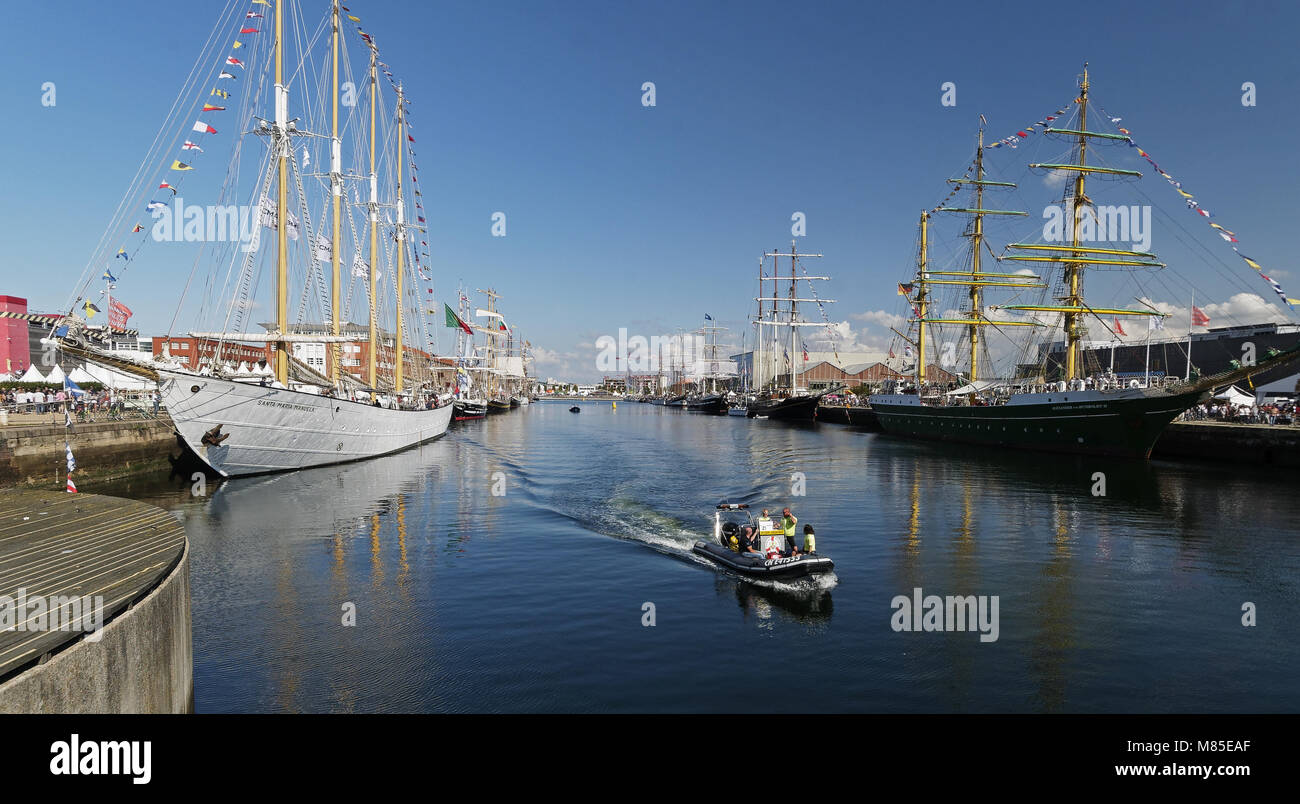 Schoner Santa Maria Manuela (vier-Mast, Aveiro, Portugal) auf der linken Seite, Alexander von Humboldt II (Dreimaster, Deutschland) in Le Havre, 'Les Grandes Stockfoto