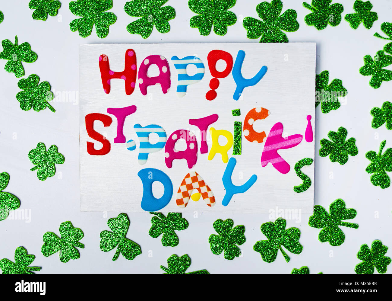 Happy St. Patrick's Day Karte mit glänzenden Klee flach Stockfoto
