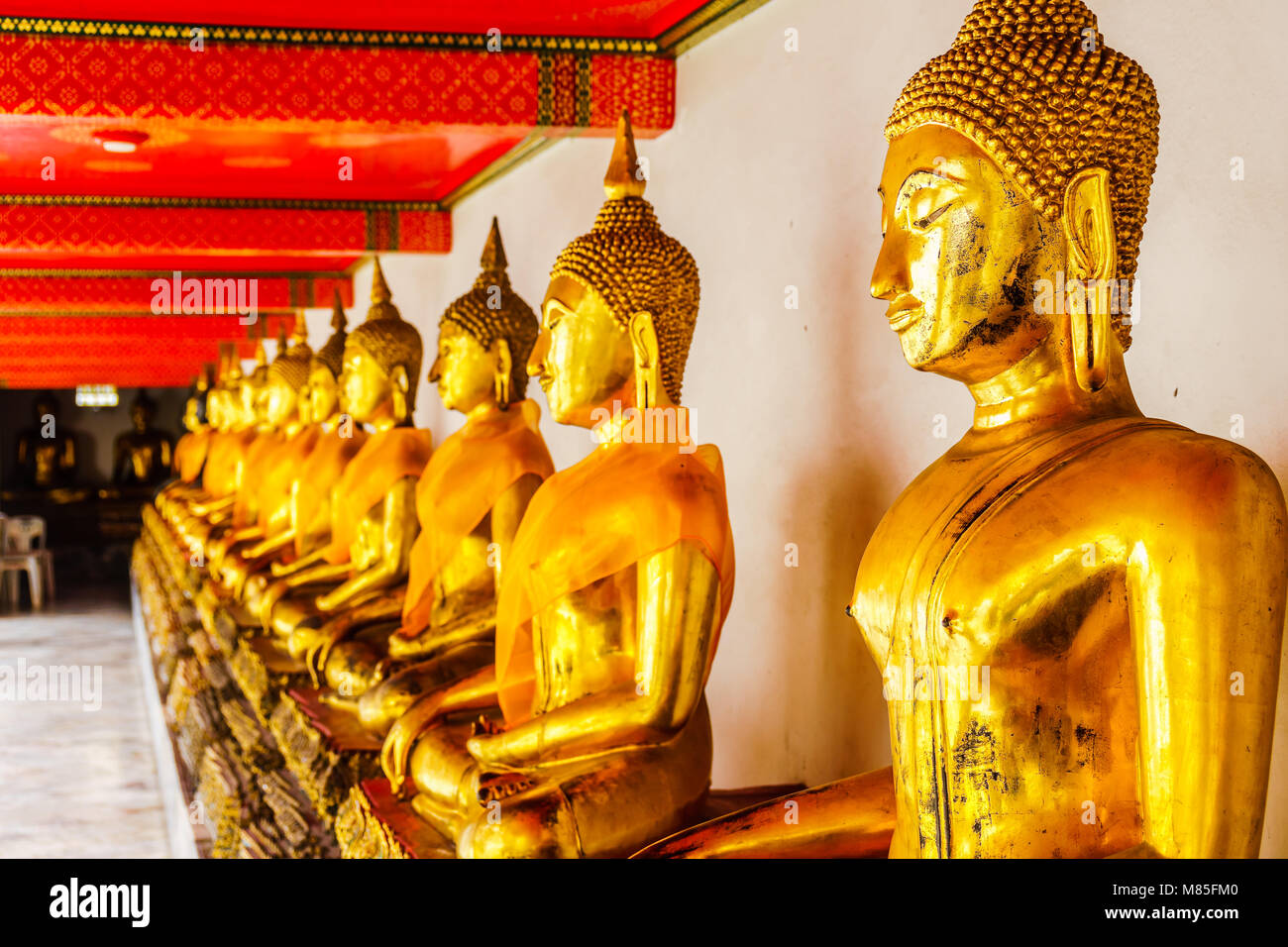 Blick auf goldenen Buddha Skulpturen von Tempel Wat Pho in Bangkok. Stockfoto