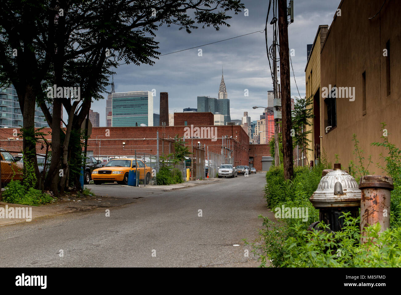 Blick von einem Industriepark auf Long Island mit Blick auf Manhattan mit dem Chrysler Building, Queens, New York Stockfoto