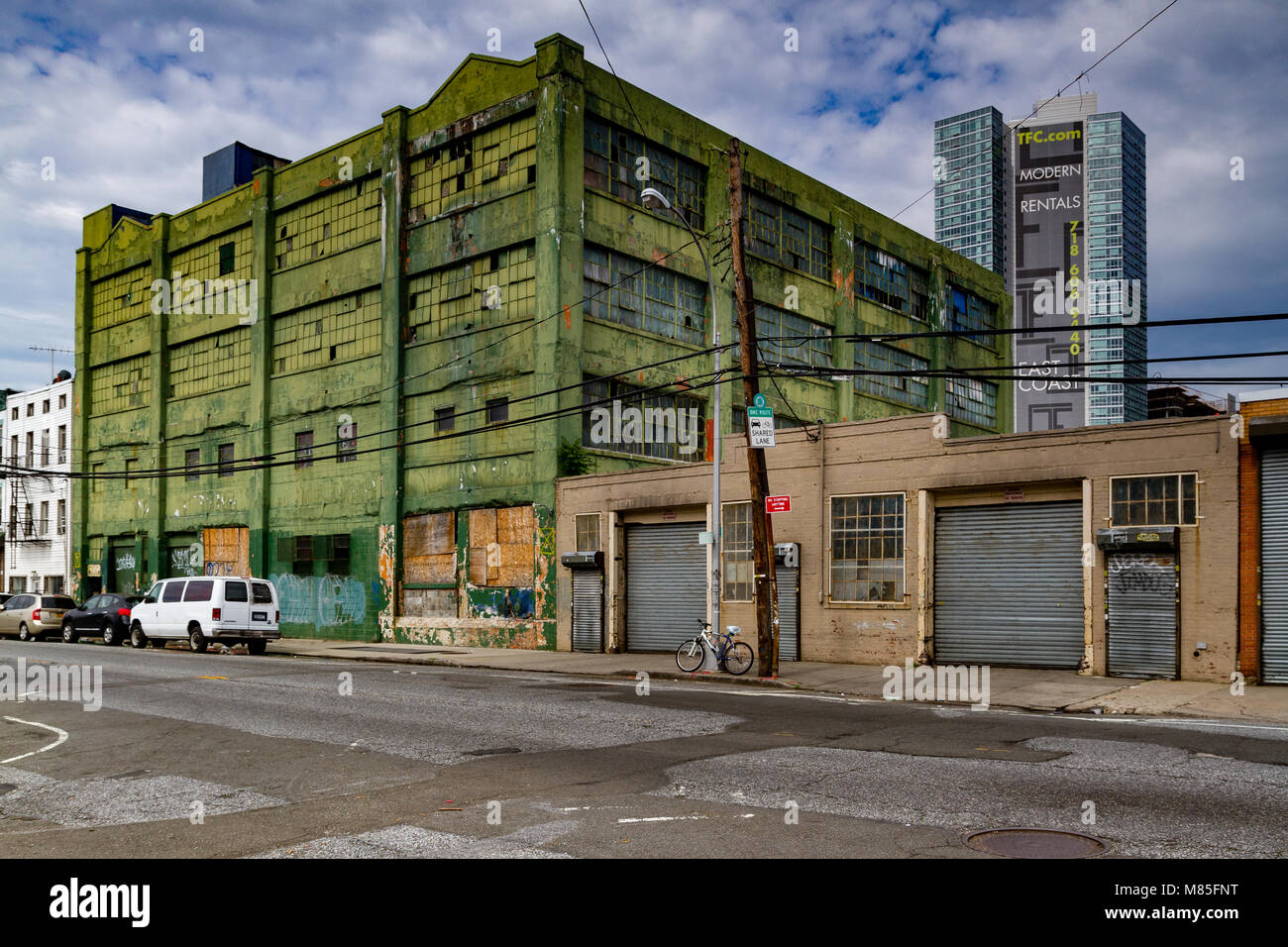 Grünes stilles Industrielager in Long Island City, Queens, New York Stockfoto