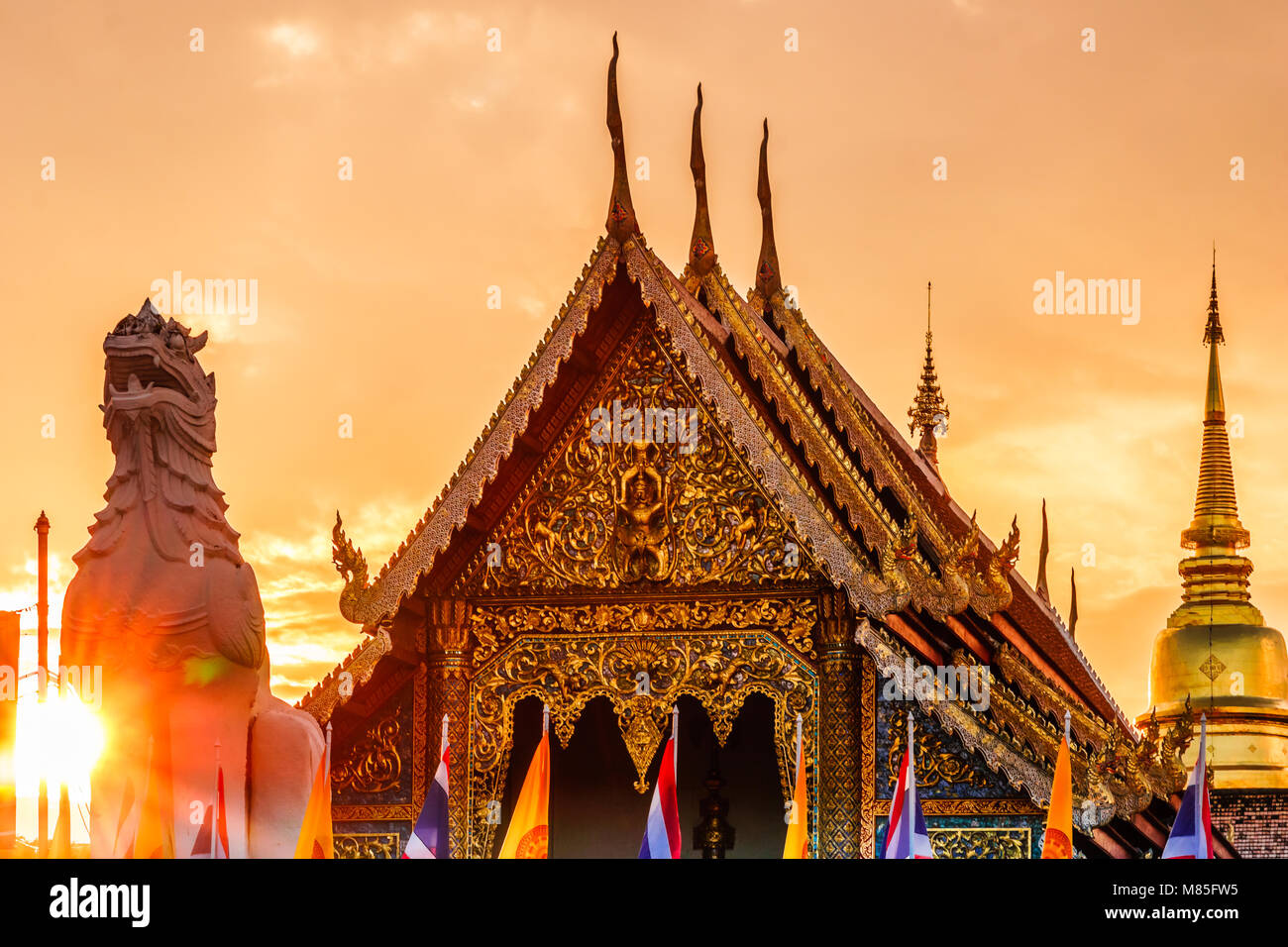 Ausblick auf Wat Chedi Luang Tempel bei Sonnenuntergang in Chiang Mai - Thailand Stockfoto