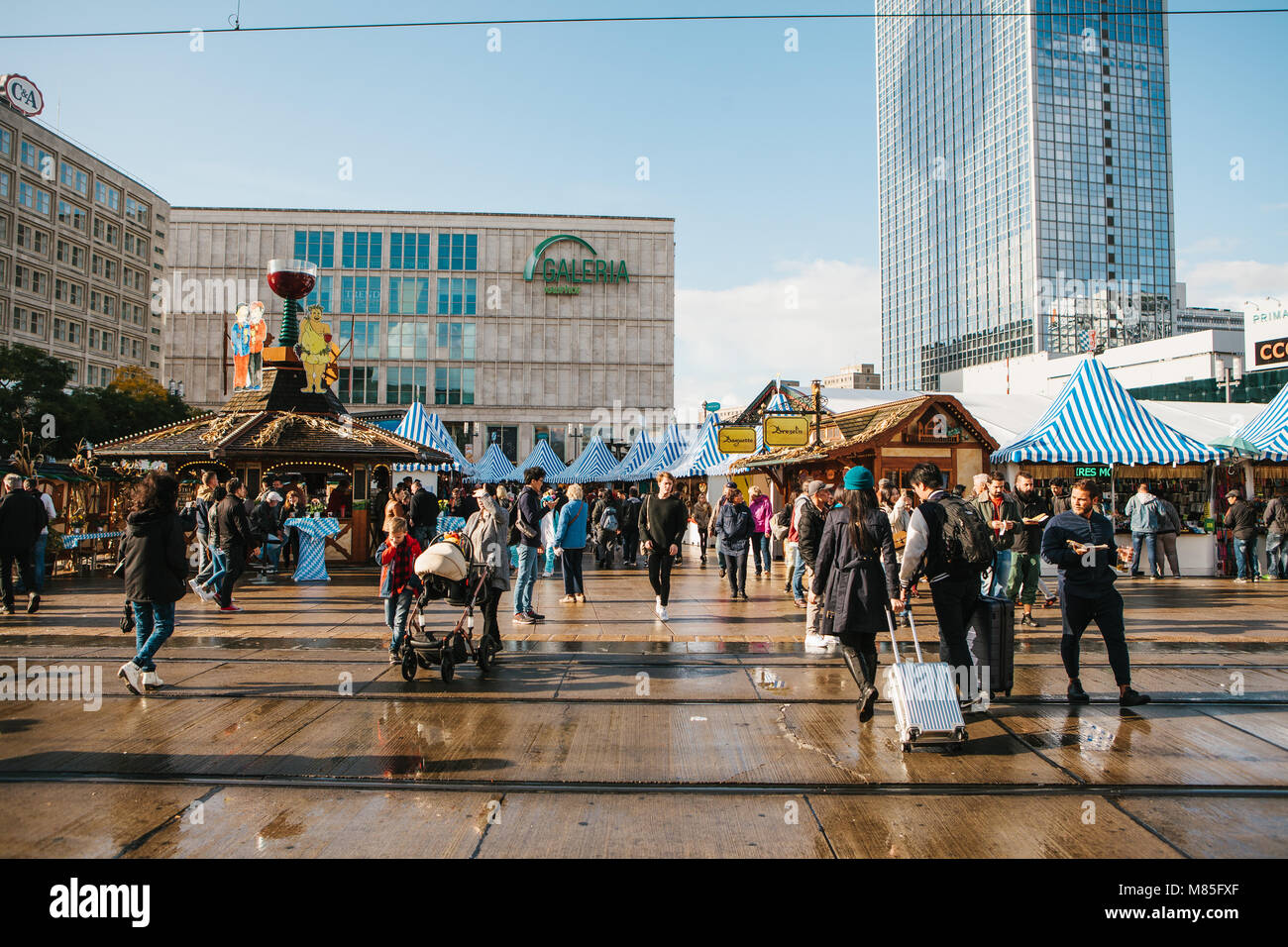 Feiert das Oktoberfest. Menschen gehen auf die Straße Markt auf dem berühmten Alexanderplatz. Viele Stände mit Souvenirs und Essen in der Nähe. Stockfoto