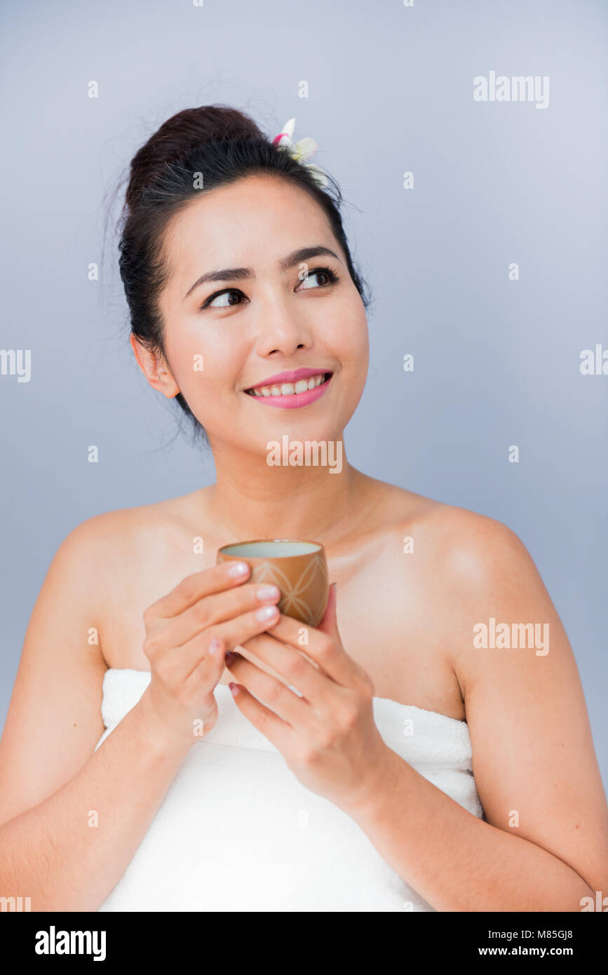 Trinken heißen Tee, Spa und Thai-Massage, entspannend und Lebensstil Stockfoto