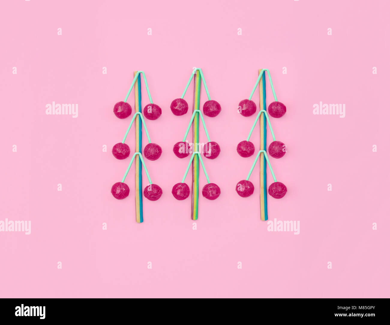 Verschiedene farbige Bonbons auf rosa Hintergrund. Stockfoto