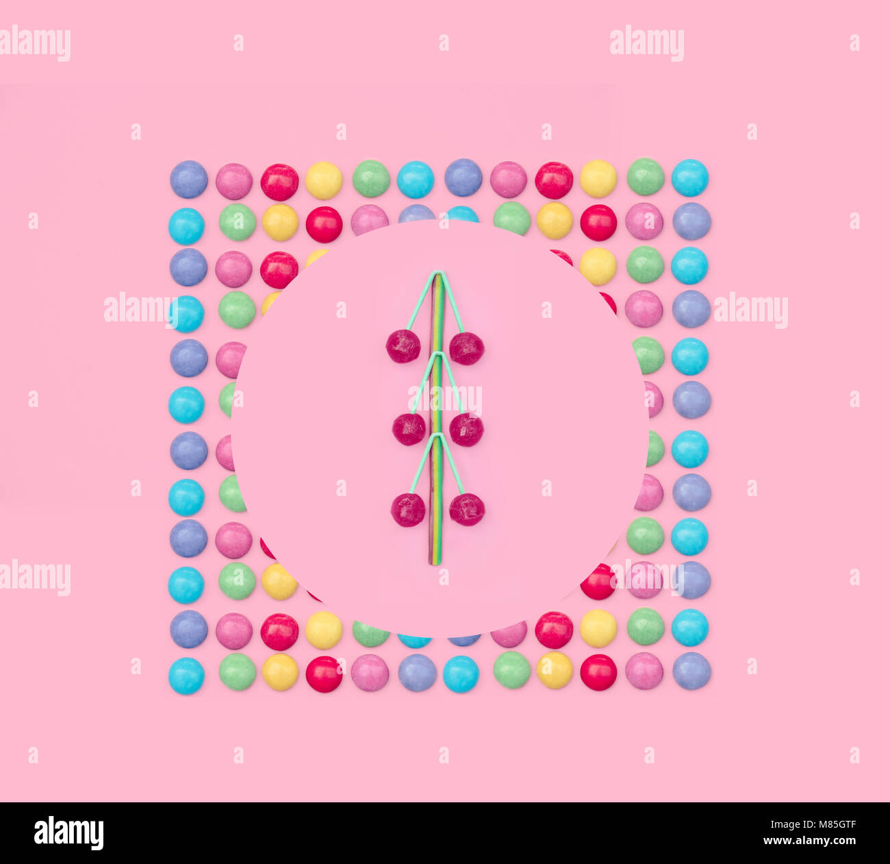 Verschiedene farbige Bonbons auf rosa Hintergrund. Stockfoto