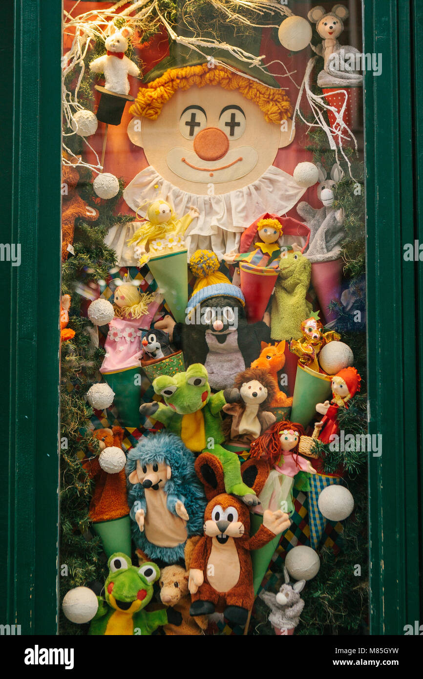 Weihnachten shop Fenster mit Soft Toys - Zeichen aus der tschechischen Karikaturen eingerichtet Stockfoto