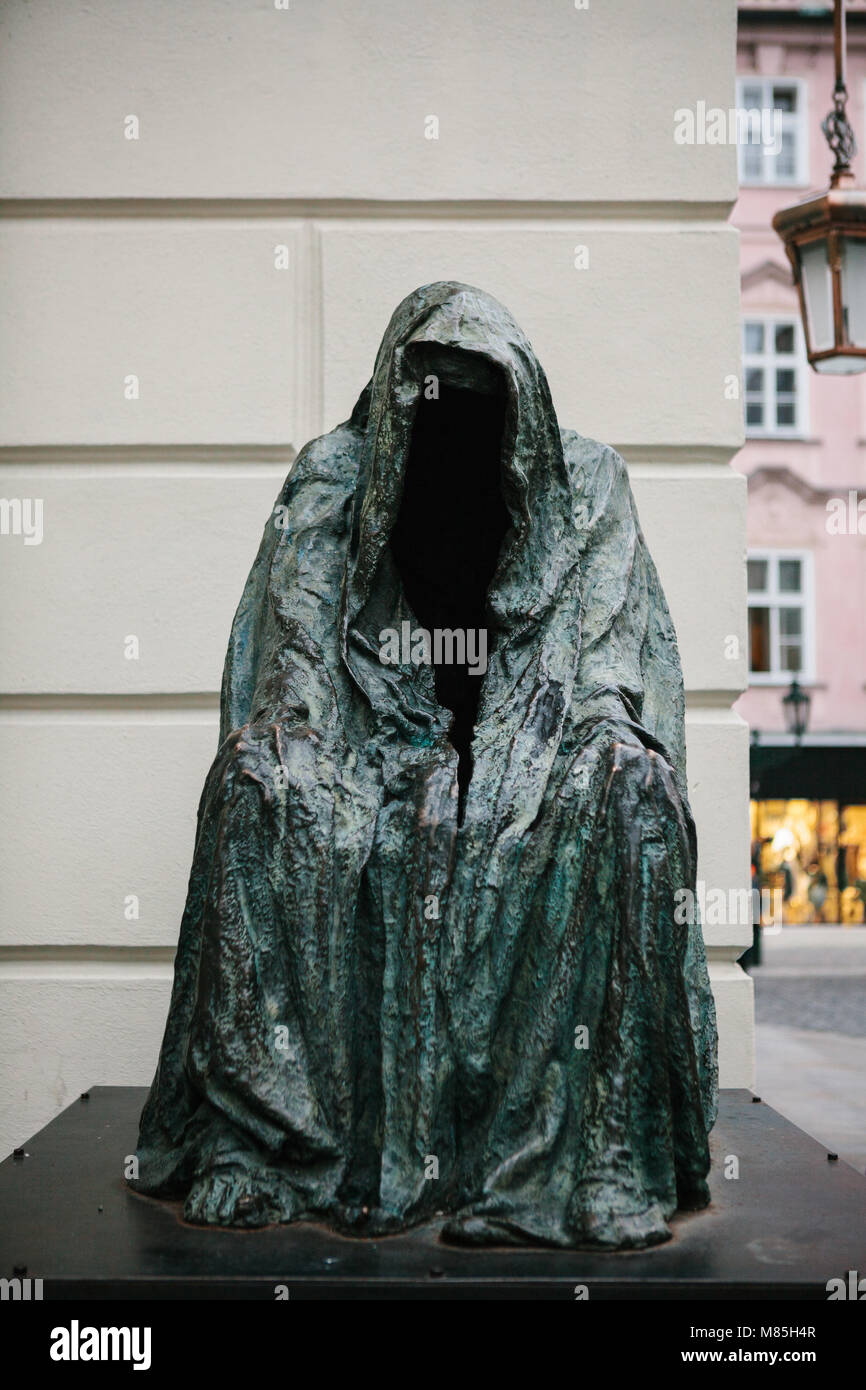 Sehenswürdigkeiten in Prag. Berühmte Skulptur einen leeren Mantel oder Umhang des Gewissens am Eingang des alten Ständetheater Stockfoto