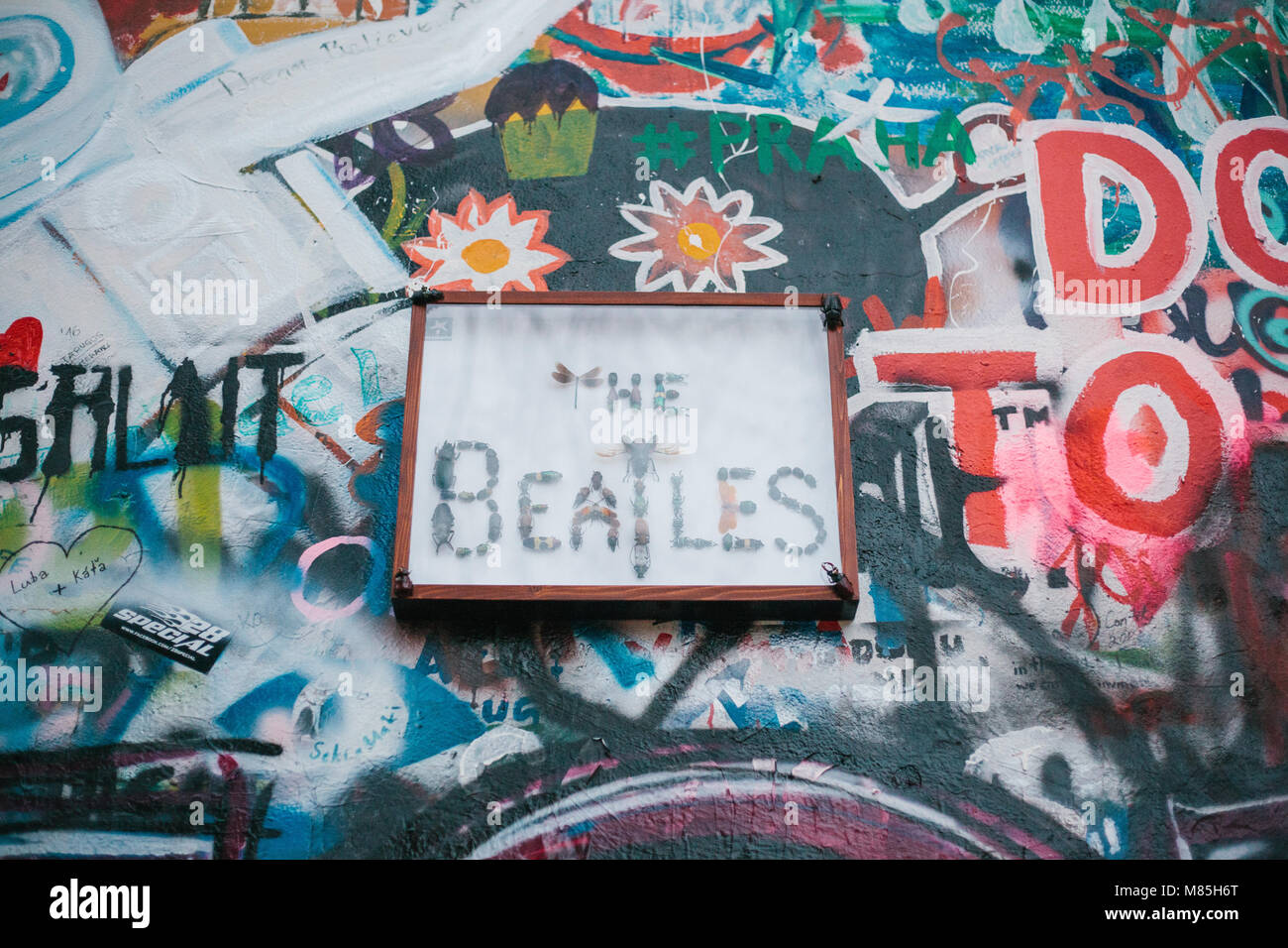 Prag, Dezember 14, 2016: Die Mauer von John Lennon. Graffiti an der Wand. Ein berühmter Platz. Sightseeing für Fans. Erinnerung an die Beatles. Europa. Stockfoto