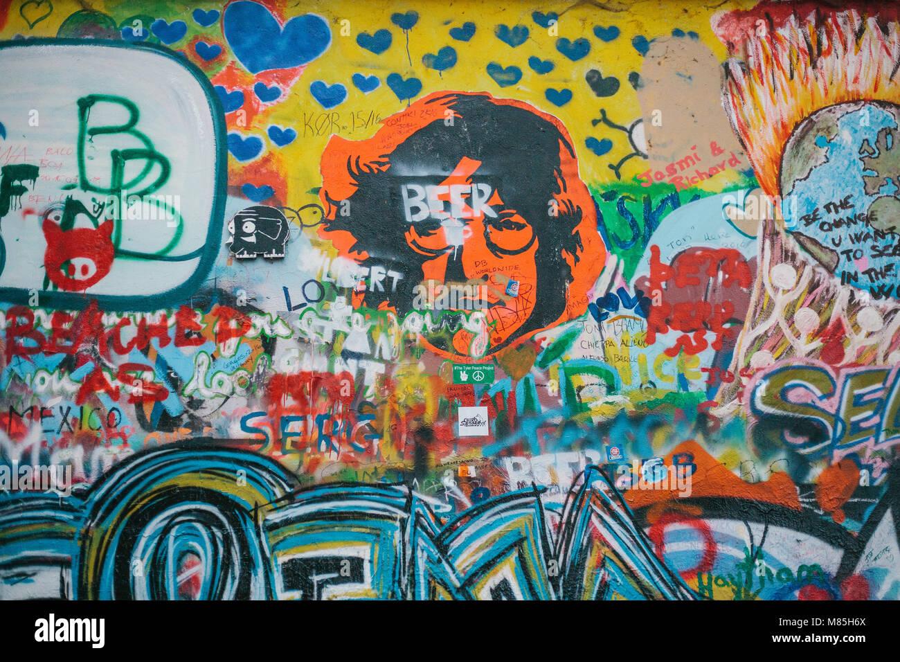 Prag, Dezember 14, 2016: Die Mauer von John Lennon. Graffiti an der Wand. Ein berühmter Platz. Sightseeing für Fans. Erinnerung an die Beatles. Europa. Stockfoto