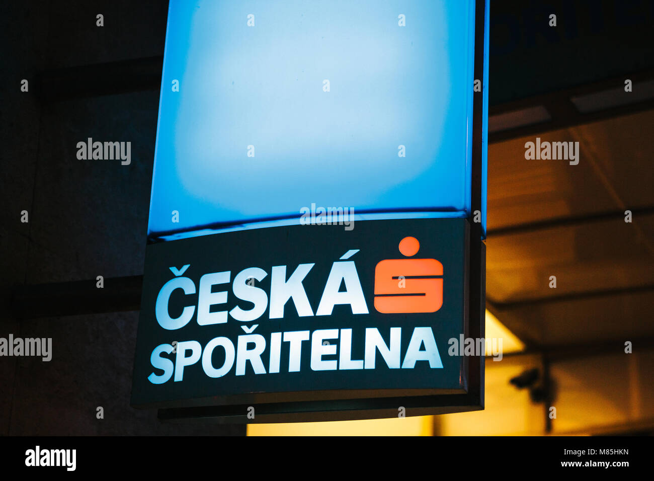 Nahaufnahme der leuchtende blaue Fahne der tschechischen Bank - Ceska sporitelna Stockfoto