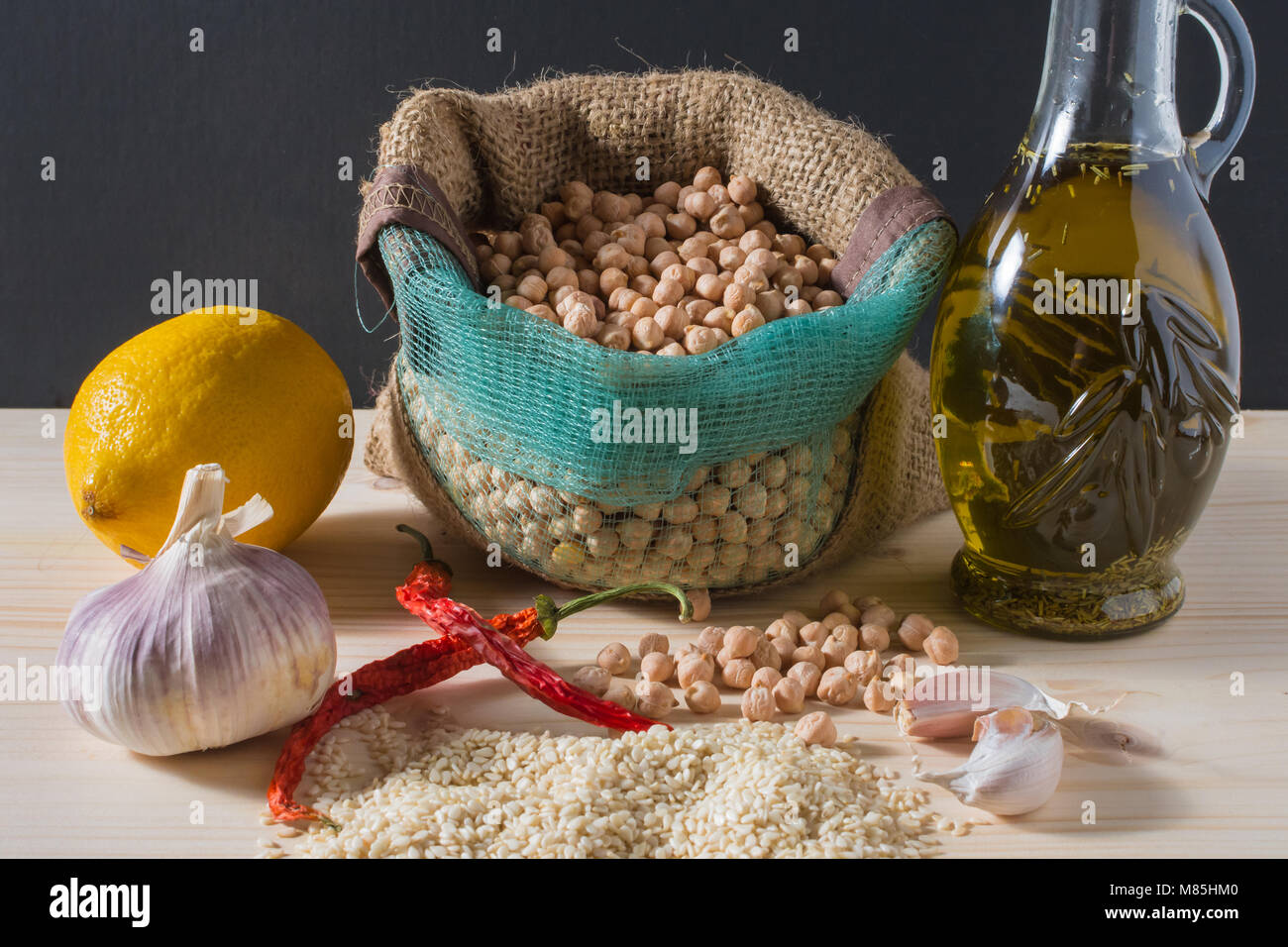 Die wichtigsten Zutaten für Libanesische hummus Salat Stockfoto