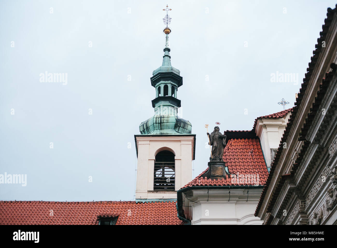 Katholische Kirche der Geburt des Herrn. Prager Loreta - ein Komplex von historischen Gebäuden in Prag auf der östlichen Seite von Loreto Square in Hradc Stockfoto