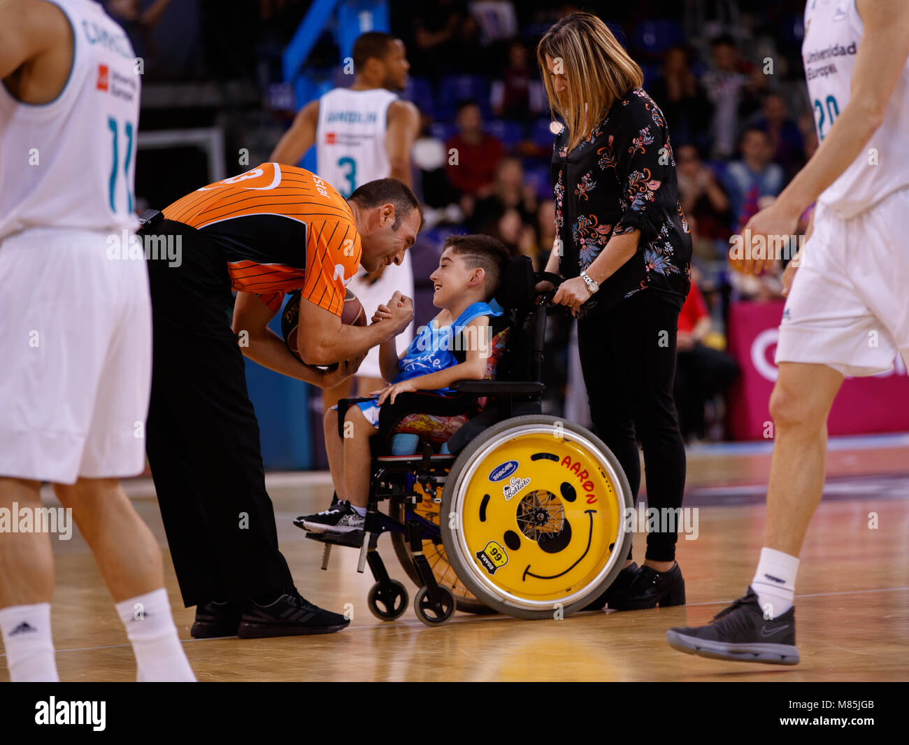 BARCELONA, SPANIEN - 11. März: Ein Junge Hände, eine Kugel zu den Schiedsrichter während des 2017/2018 Endesa ACB Liga Runde 22 Spiel zwischen dem FC Barcelona Lassa und Re Stockfoto