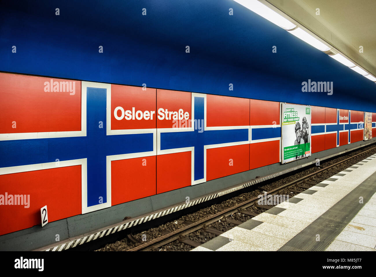 Berlin Osloer Straße, U8 & U9 U-Bahn U-Bahn Bahnhof Plattform & Schienen. Leuchtend rote, blaue und weiße Wand Farben Stockfoto