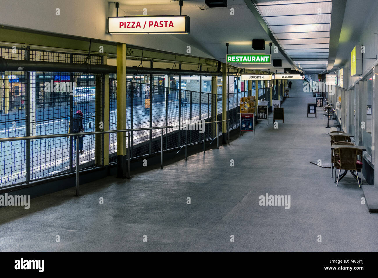 Berlin, Zehlendorf. Onkel Toms Hütte Onkel Toms Hütte, die U-Bahn U-Bahn Shopping Straße verläuft parallel zum Bahnhof. Stockfoto