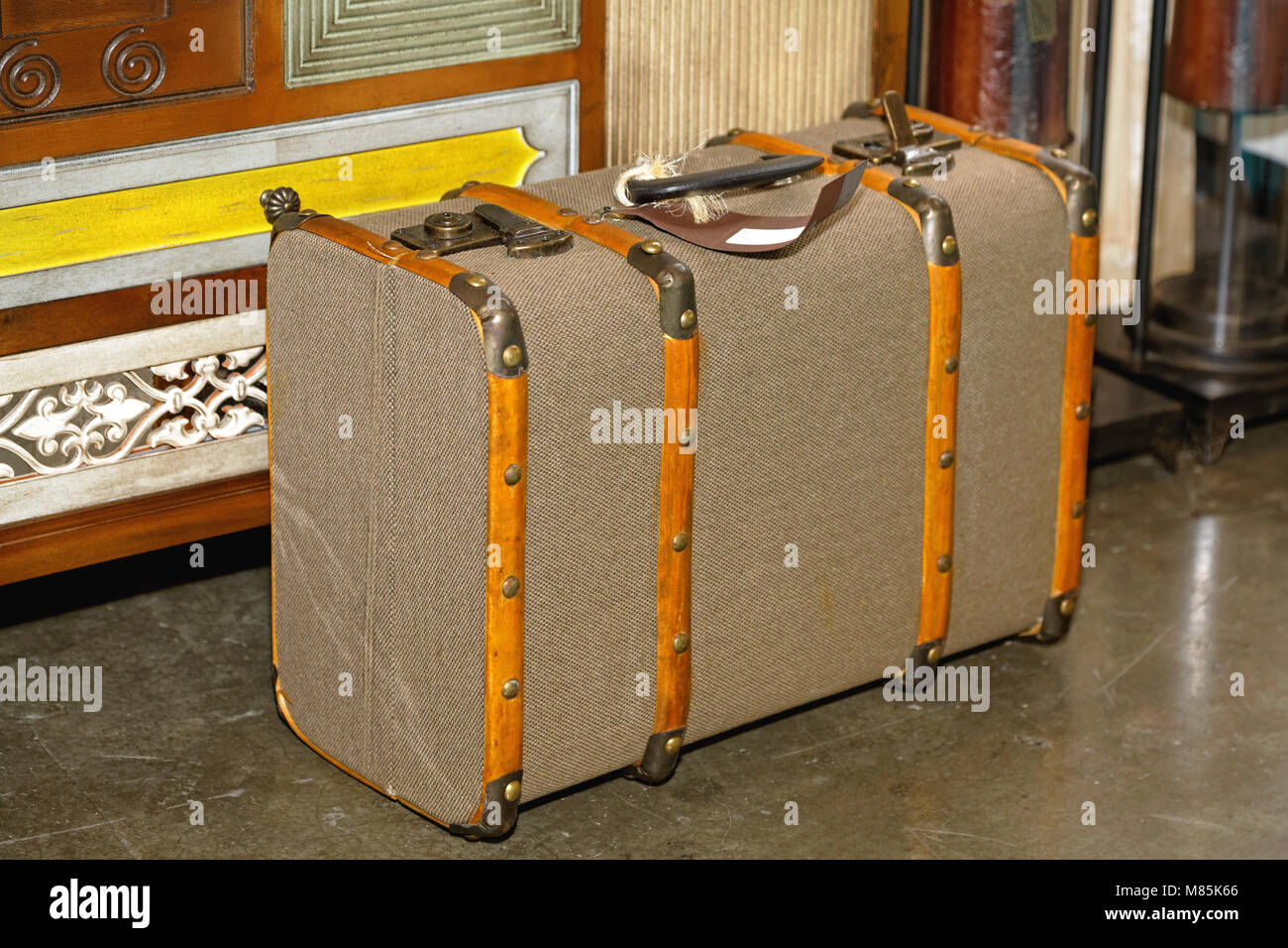 Retro Style Koffer Gepäck mit Holz- Details Stockfoto