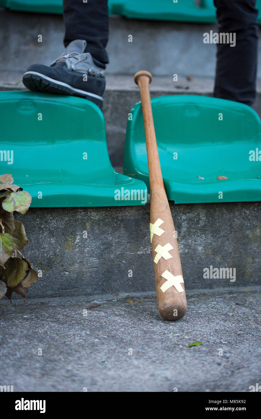 Holz- Basketball bat mit Anzeichen von Schäden Stockfoto