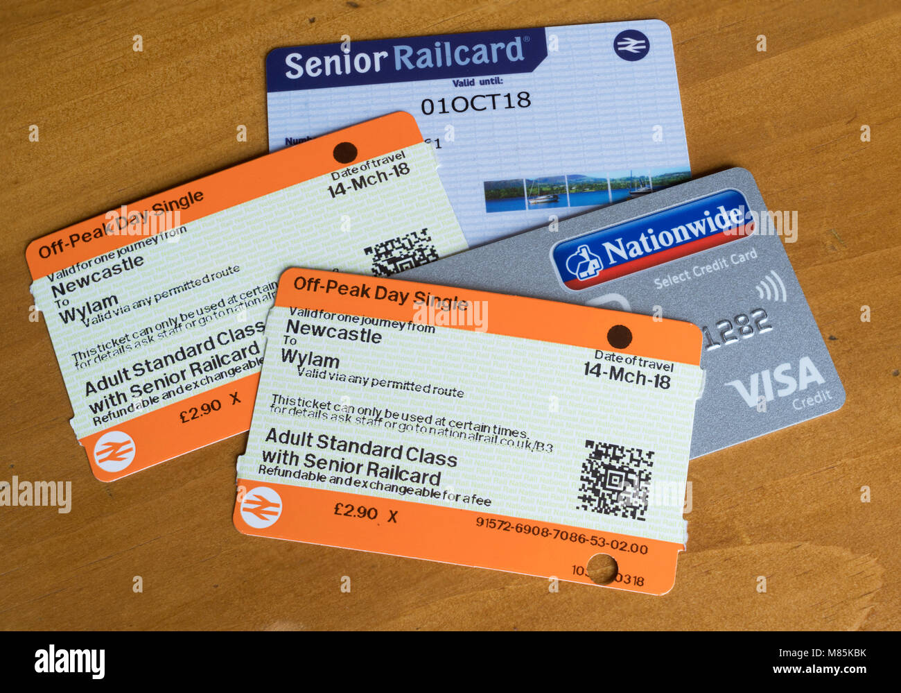 Bahn-tickets mit einem Senior Bahncard und eine Kreditkarte. Stockfoto