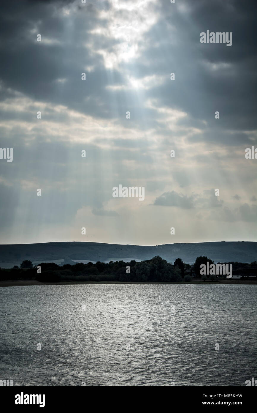 Sonnenstrahlen und See Stockfoto