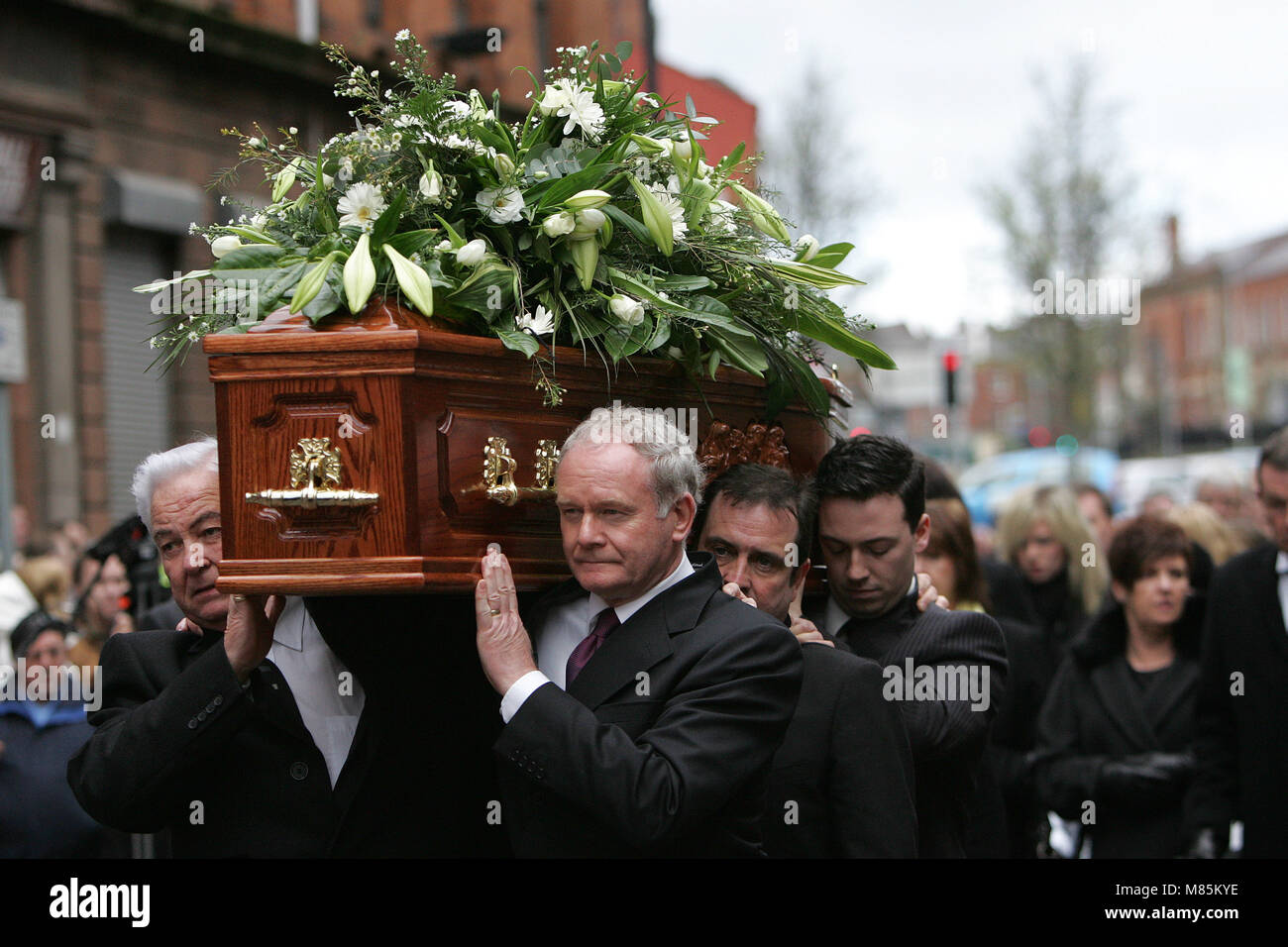 Nordirlands stellvertretender Erster Minister Martin McGuinness hilft der Sarg von Frank Carson tragen nach seiner Beerdigung am St. Patricks in Belfast, Nordirland, Samstag, 3. März 2012. Foto/Paul McErlane Stockfoto