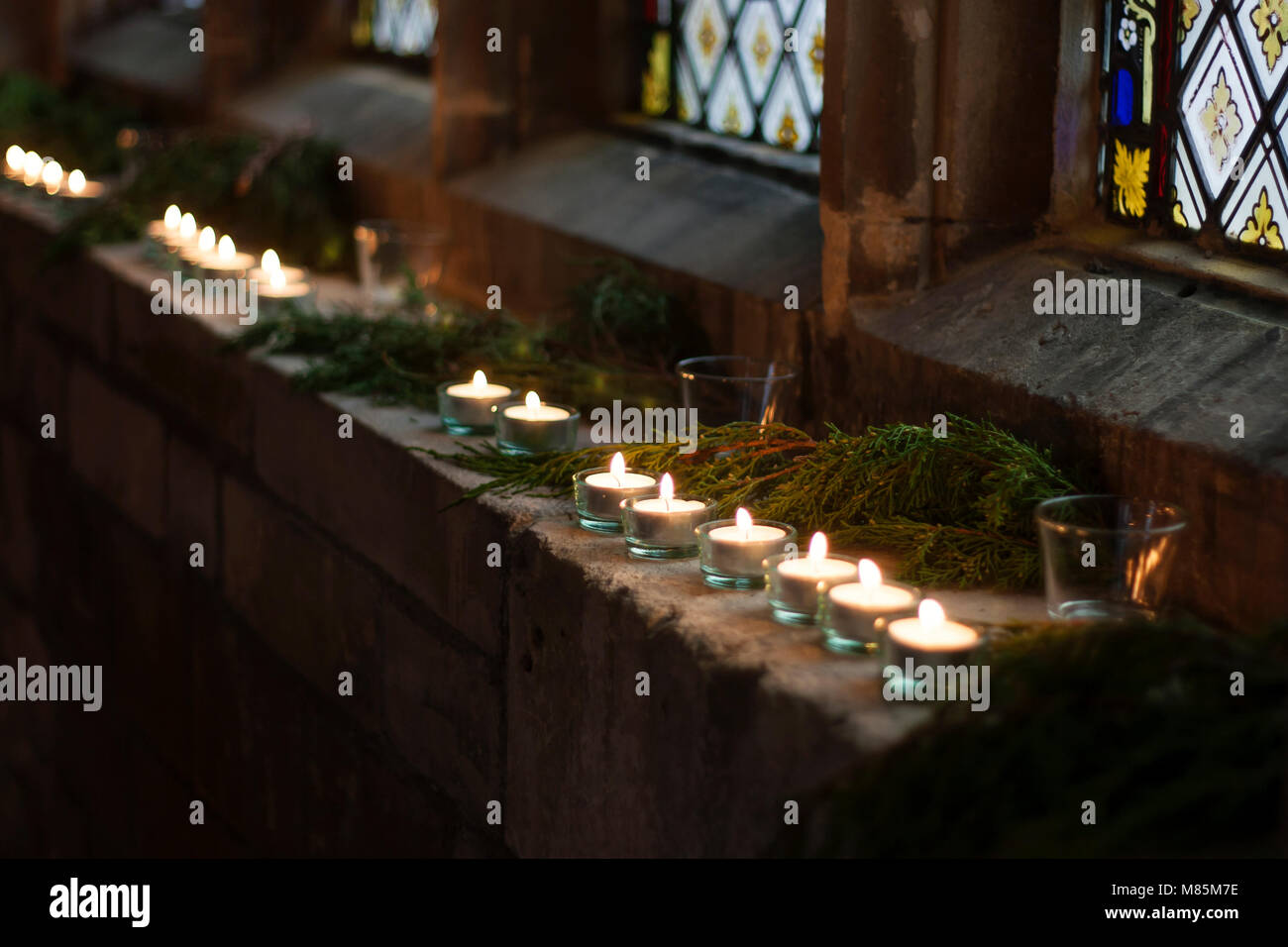 Atmosphärische tee Kerzen in der Kirche. Stockfoto