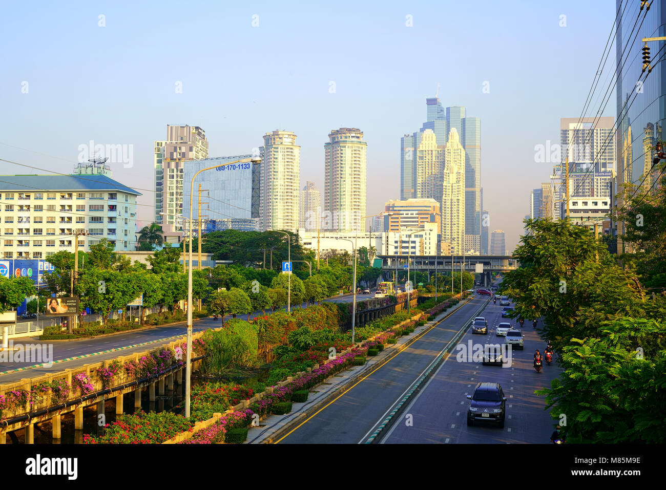 Bangkok, Thailand, 28. Februar 2018: Die Natur in der Hauptstadt von Kanal und ein Baum Gebäude in der Ferne auf Narathiwas Rajanagarindra Road Bang Stockfoto