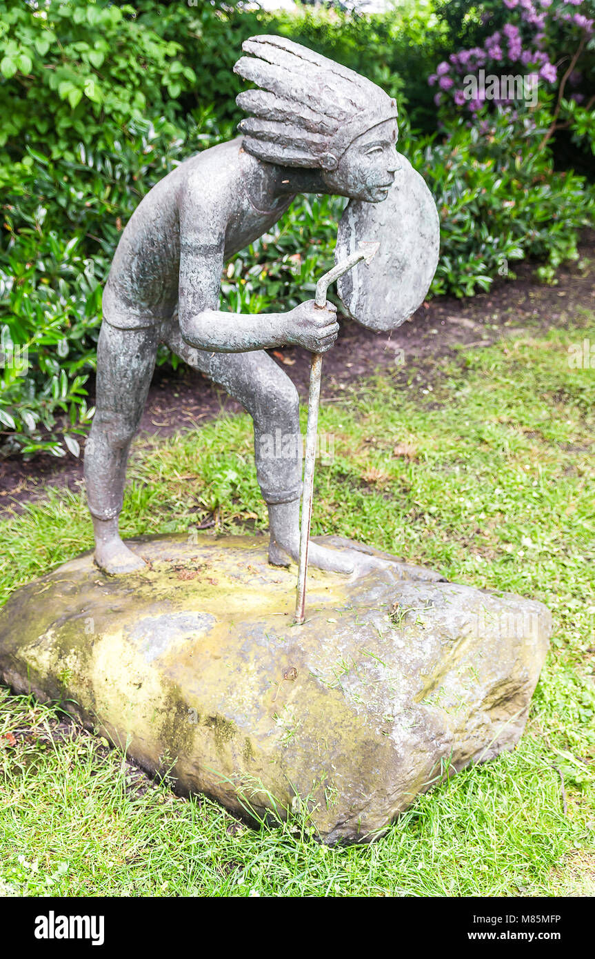 Statue eines American native steht in einem Garten Stockfoto