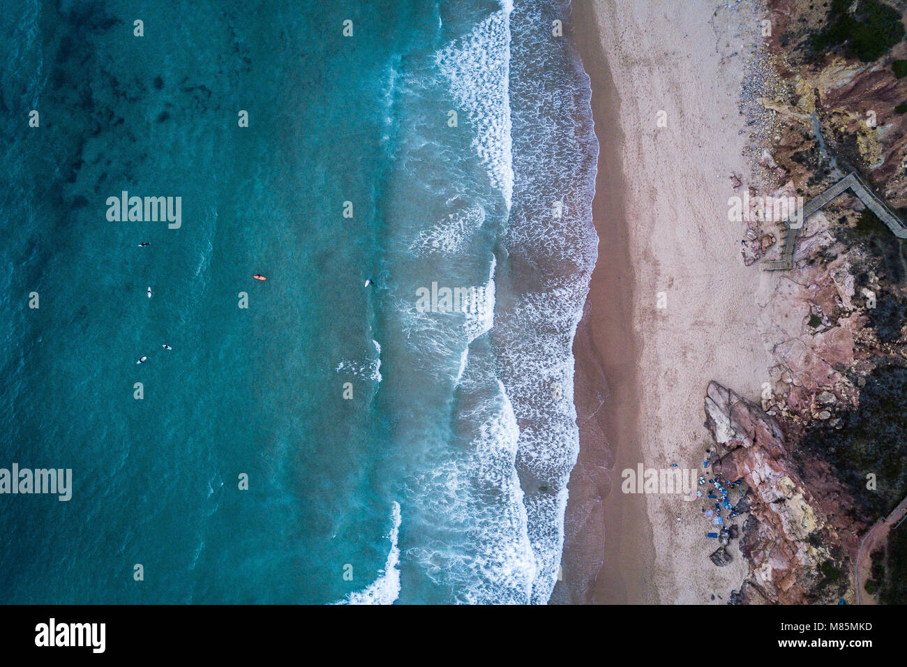 Luftaufnahme auf die amado Surf Beach an der Westküste von Portugal in atemberaubenden Aljezur National Park Stockfoto