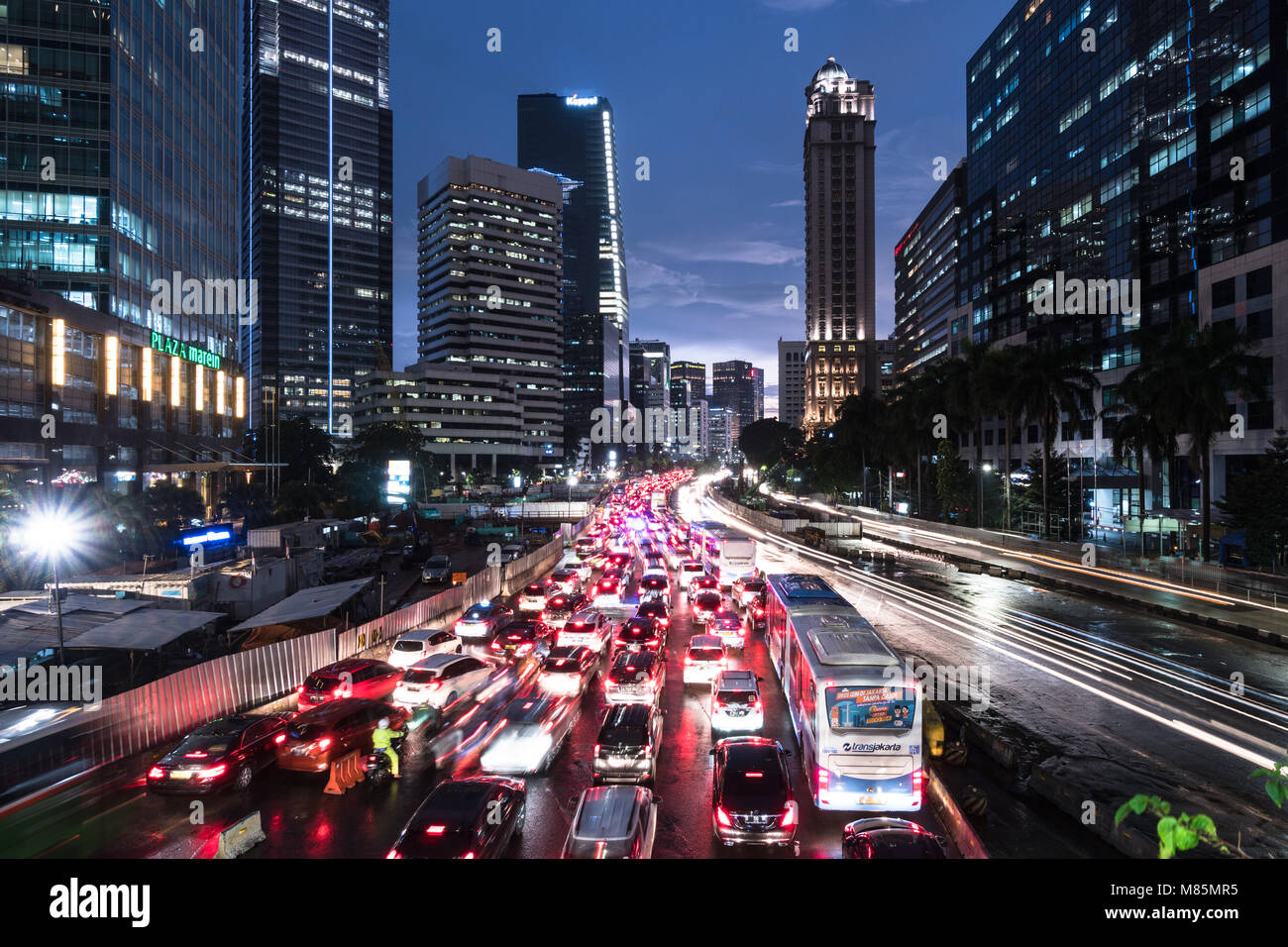 Jakarta, Indonesien - 8. Februar 2018: Autos, Busse und andere Fahrzeuge im Stau im Geschäftsviertel Avenue klemmt in der Nacht in Jakarta, Stockfoto
