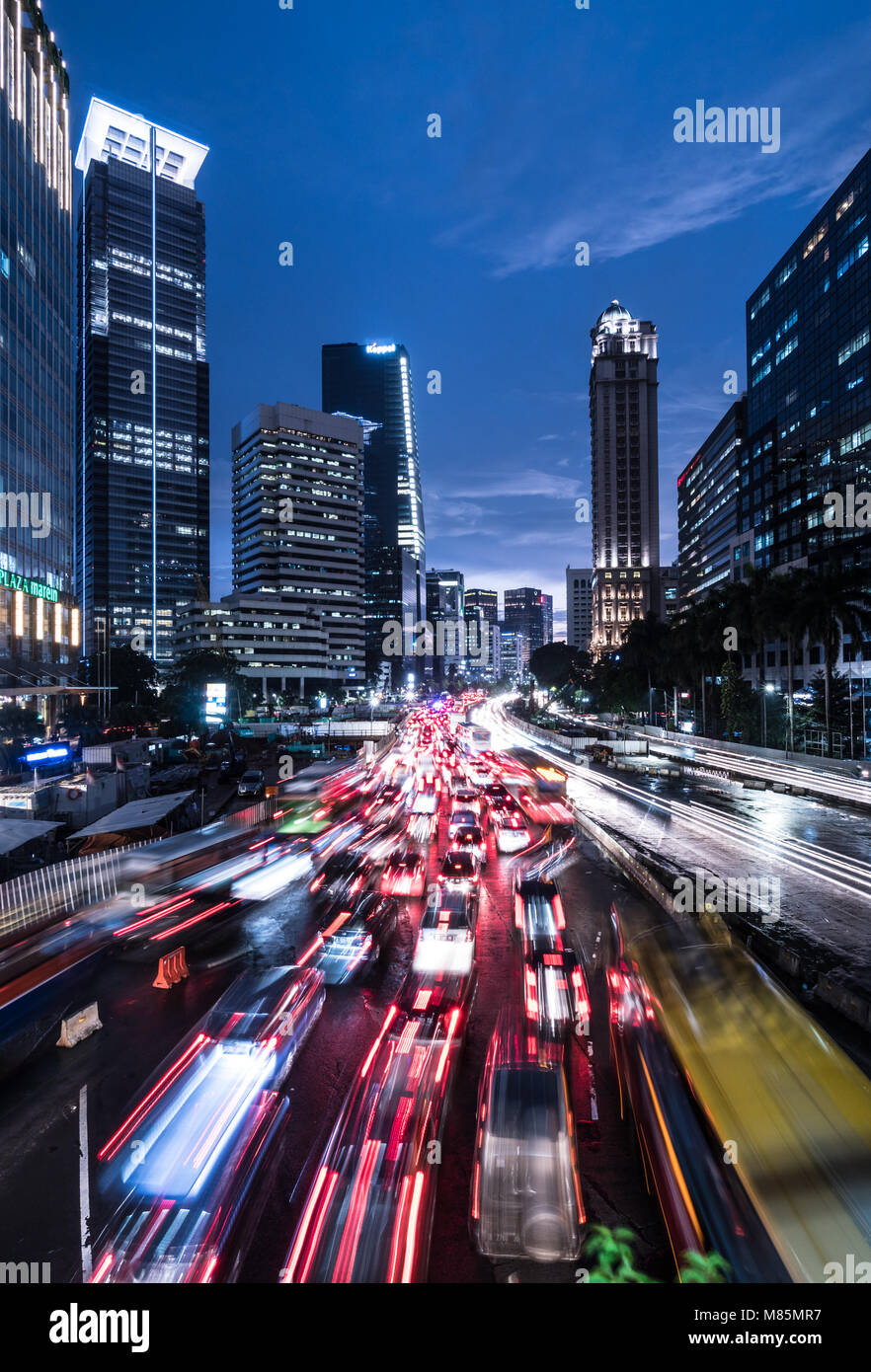Jakarta, Indonesien - 8. Februar 2018: Autos, Busse und andere Fahrzeuge im Stau im Geschäftsviertel Avenue klemmt in der Nacht in Jakarta, Stockfoto