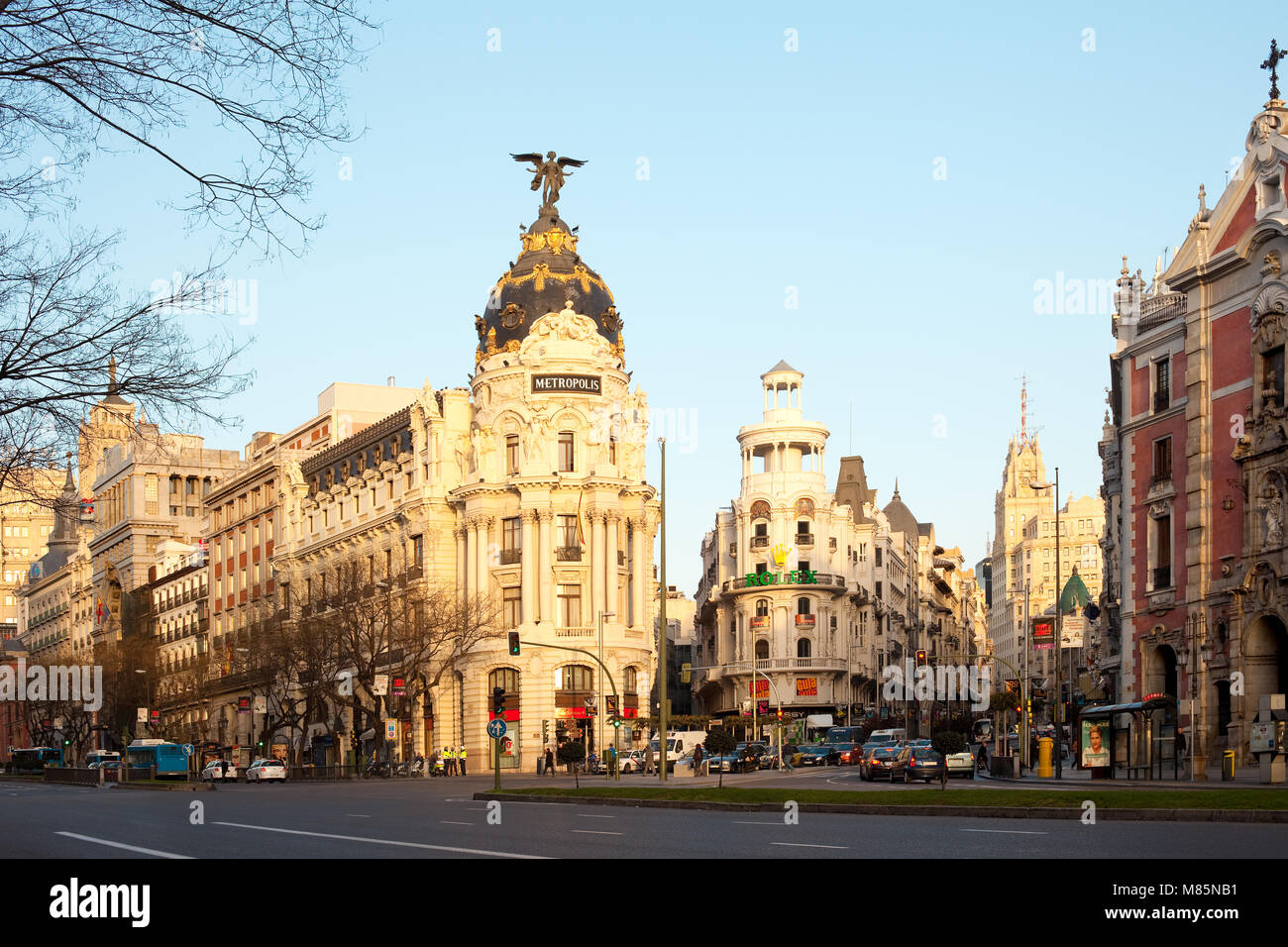 Madrid, Spanien - Gran Via und der legendäre Metropole Gebäude umgeben von trational spanische Architektur bei Sonnenaufgang Stockfoto