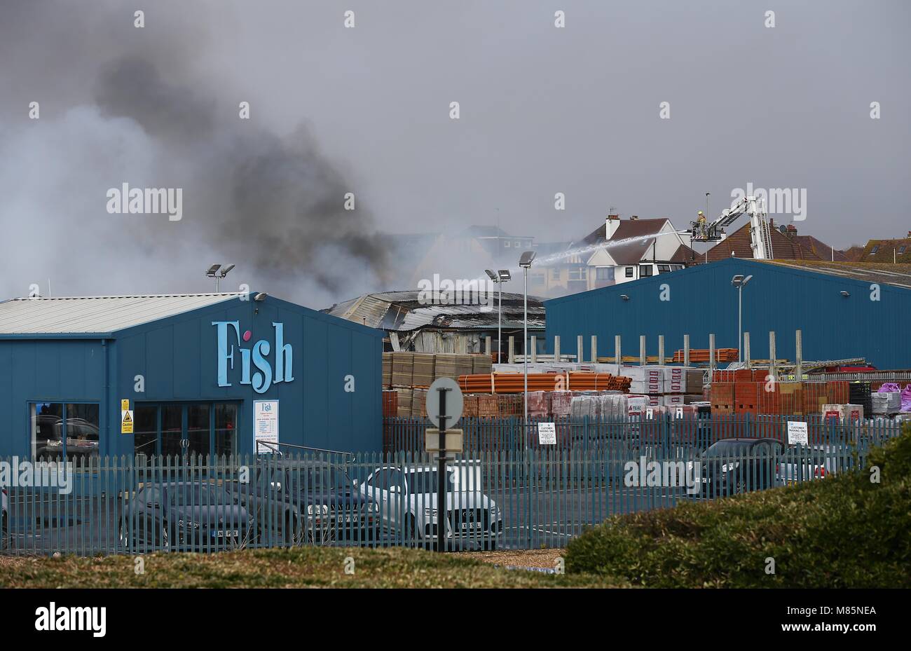 Feuerwehrleute am Tatort ein massives Feuer in der Nähe von "Millionaires' Row" in Brighton Hove waren die Reichen und Berühmten leben wie Norman Cook, David Williams und Nick Berry. 15 Mar 2018. Stockfoto