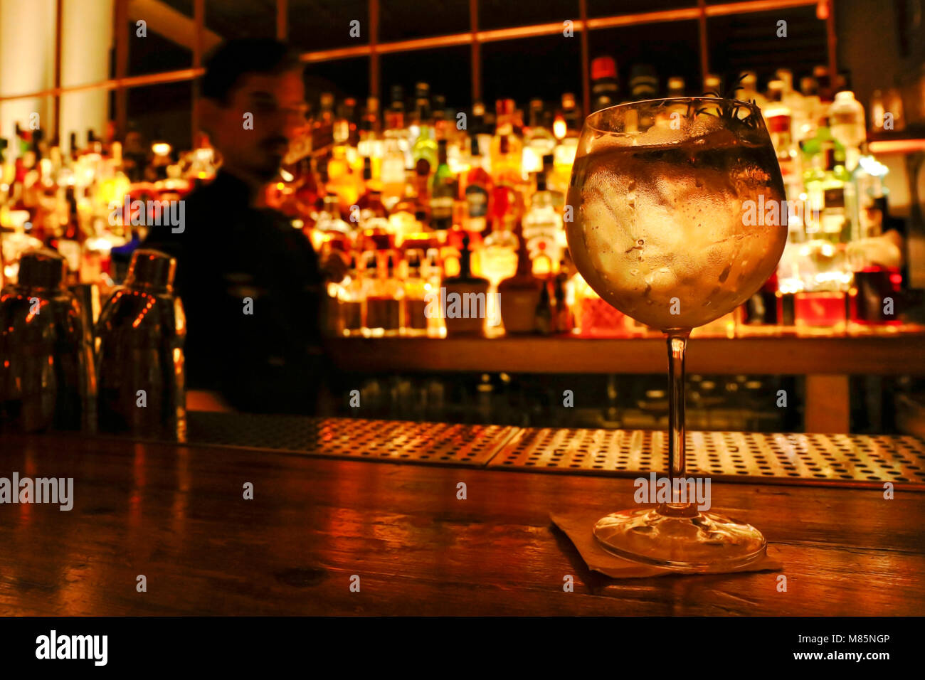 Eine frische Gin Tonic auf dem Zähler einer Cocktailbar. Buenos Aires, Argentinien. Stockfoto