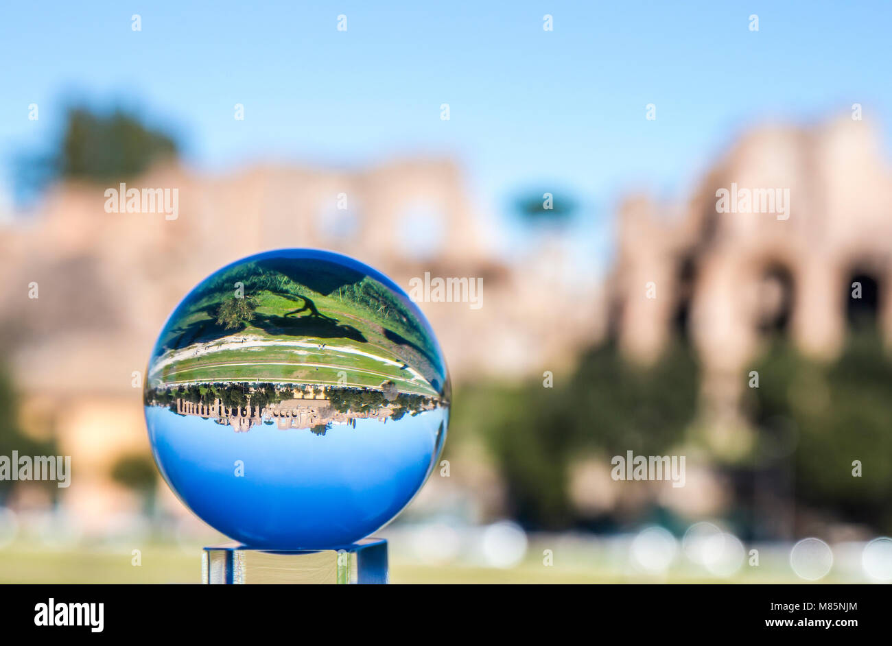 Römischen Landschaft spiegelt sich in der Kristallkugel. Stockfoto