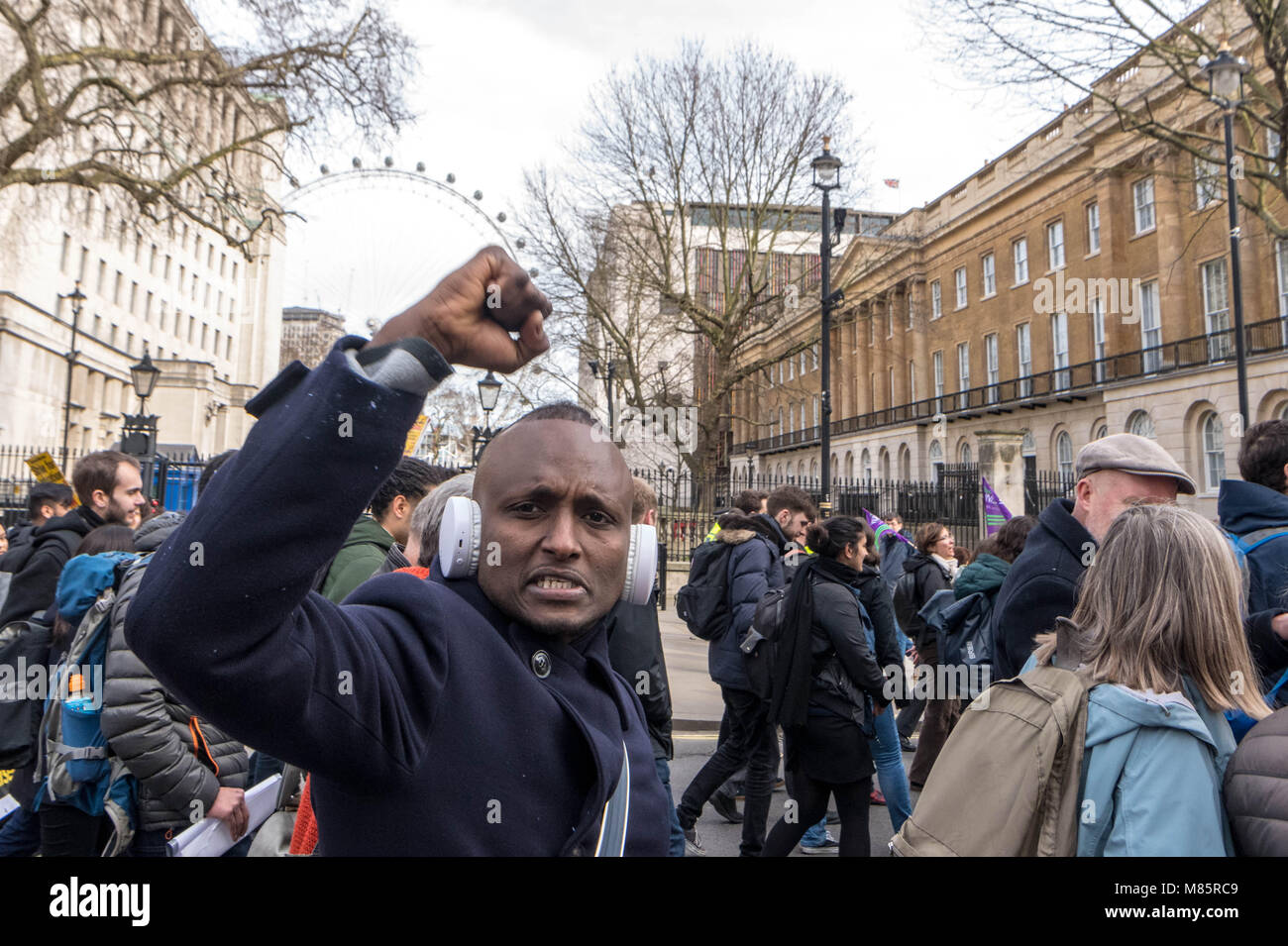 London, Großbritannien. 14. März 2018 Demonstranten für Universität Rentensysteme Spaziergang, vorbei an 10 Downing Street Credit Ian Davidson/Alamy leben Nachrichten Stockfoto