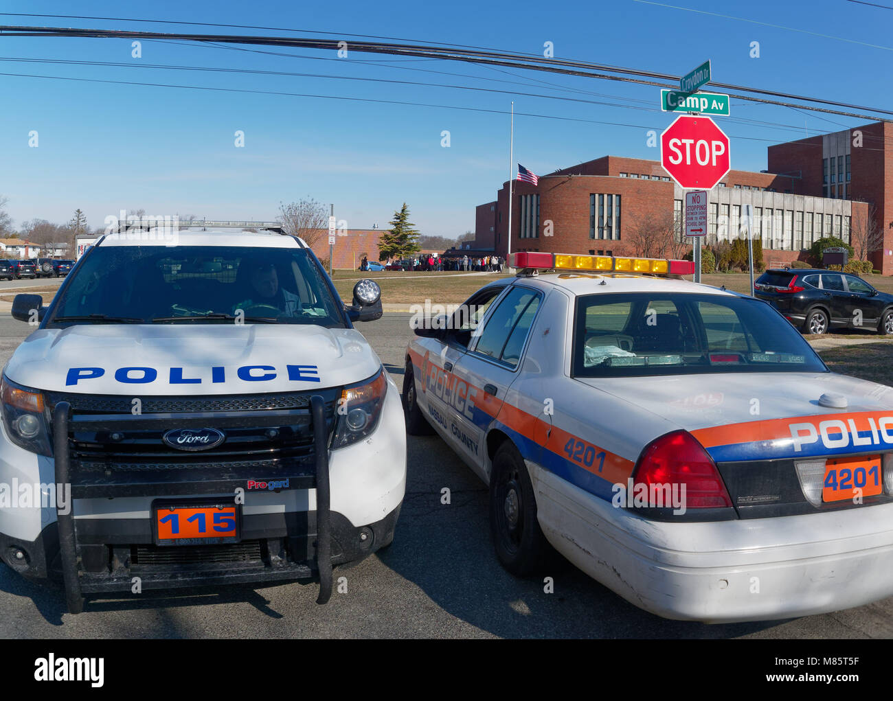 Norden Bellmore, New York, USA. 14 Mär, 2018. Norden Bellmore; New York; USA. März 14, 2018. Nassau County Polizei Autos sind vor mepham High School für Sicherheit geparkt, wenn nötig, als Studenten, gegen Waffengewalt, zu Fuß aus der Klasse für 17 Minuten; eine Minute für jeden Schüler geschossen und getötet Im vergangenen Monat in einem Parkland, Florida, H.S. Die Studierenden sind in der Entfernung zwischen den Patrol Autos gesehen. Es war Teil eines bundesweiten Arbeitsniederlegung in soildarity mit Studenten der Opfer und eine Nachfrage nach US-Gesetze zu Waffengewalt zu reduzieren. Quelle: Ann Parry/ZUMA Draht/Alamy leben Nachrichten Stockfoto