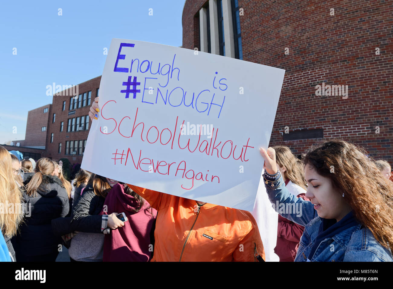 Norden Bellmore, New York, USA. 14 Mär, 2018. Norden Bellmore; New York; USA. März 14, 2018. Mepham High School Studenten protestieren, Waffengewalt und einige Holding protest Zeichen, gehen Sie aus der Klasse für 17 Minuten; von 10:00 bis 10:17 Uhr EST eine Minute für jeden Schüler erschossen und im vergangenen Monat in einem Parkland, Florida, High School getötet. Protest Nachricht signieren: Genug ist genug, Schule Arbeitsniederlegung, # NeverAgain. Dies war Teil eines bundesweiten Arbeitsniederlegung in soildarity mit Studenten der Opfer und eine Nachfrage nach US-Gesetze zu Waffengewalt zu reduzieren. Quelle: Ann Parry/ZUMA Draht/Alamy leben Nachrichten Stockfoto