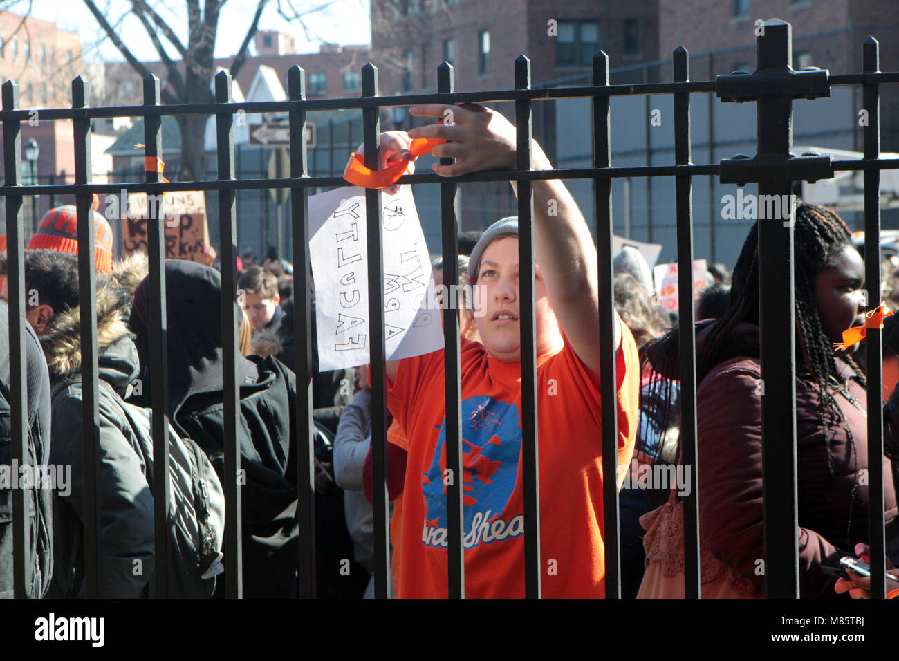 Brooklyn, NY, USA. 14 Mär, 2018. Studenten der Edward R. Murrow High School in der National Student teilnehmen, gehen Sie am 14. März 2018 in Brooklyn in New York City. Quelle: MPI 43/Media Punch/Alamy leben Nachrichten Stockfoto