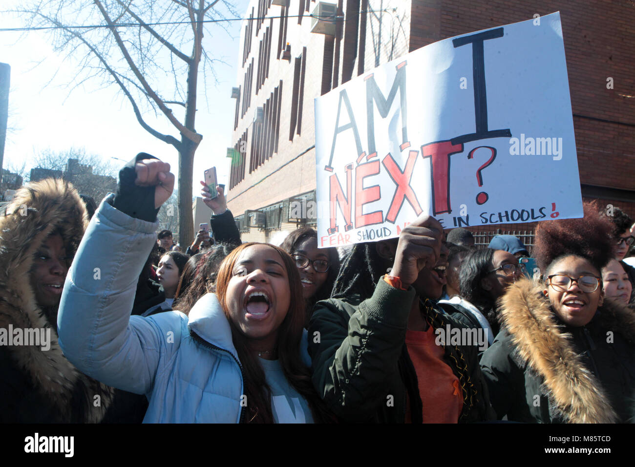 Brooklyn, NY, USA. 14 Mär, 2018. Studenten der Edward R. Murrow High School in der National Student teilnehmen, gehen Sie am 14. März 2018 in Brooklyn in New York City. Quelle: MPI 43/Media Punch/Alamy leben Nachrichten Stockfoto