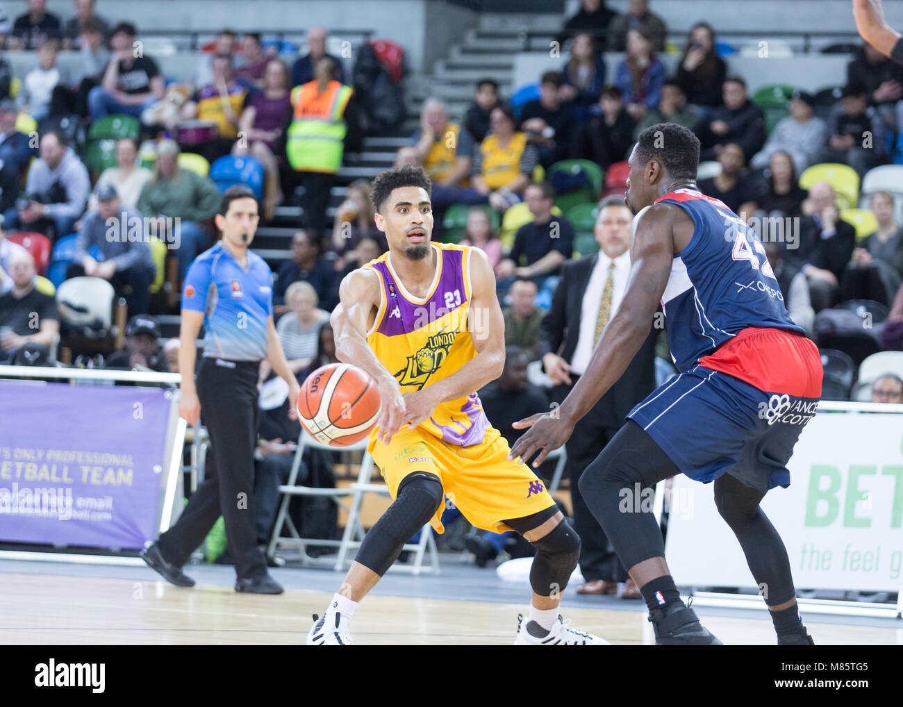 Kupfer, Arena, London, 13. März 2018. Lions' Nr. 21 Cory Dixon mit der Kugel. BBL Meisterschaft Basketball Spiel zwischen Home Team London Lions und der Bristol Flyer. Lions Gewinnen 84-55. Quelle: Carol Moir/Alamy leben Nachrichten Stockfoto