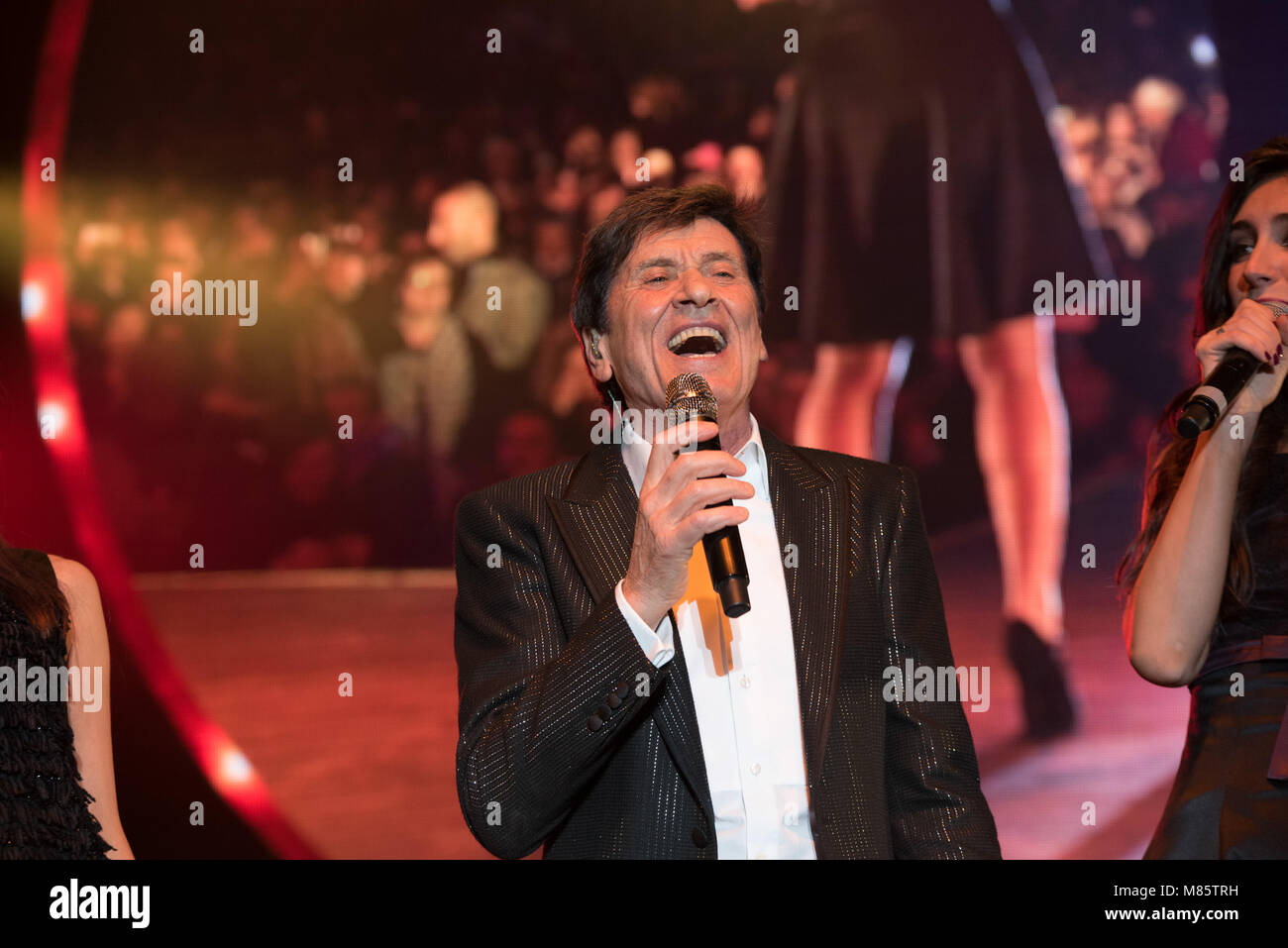 Gianni Morandi in Konzert in Neapel Etappe dieser Tour, in der die berühmte Künstlerin präsentiert sein neues Album D'amore d'Autore" im November 2017 freigegeben. 13.03.2018, Neapel, Italien Stockfoto