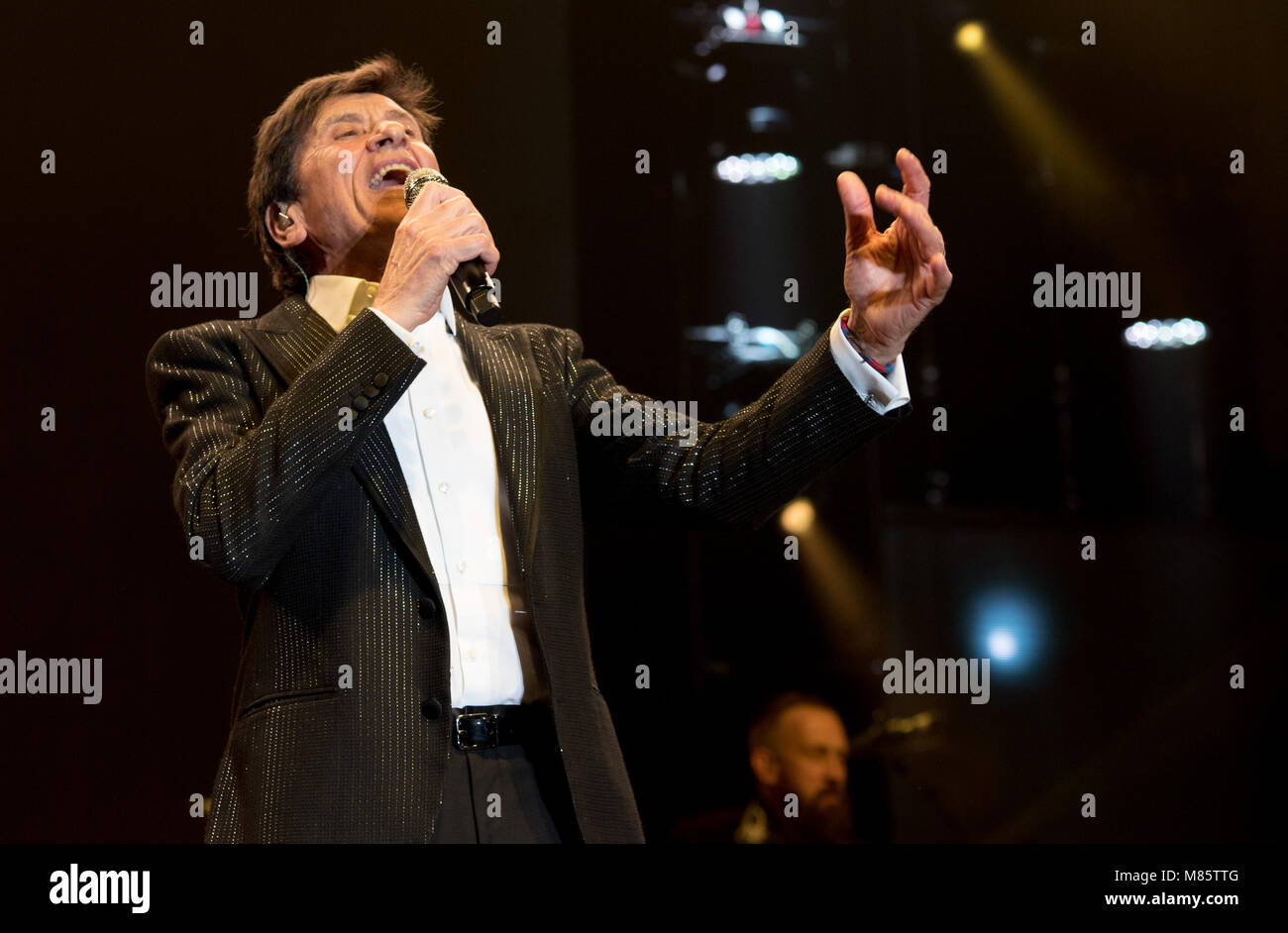 Gianni Morandi in Konzert in Neapel Etappe dieser Tour, in der die berühmte Künstlerin präsentiert sein neues Album D'amore d'Autore" im November 2017 freigegeben. 13.03.2018, Neapel, Italien Stockfoto