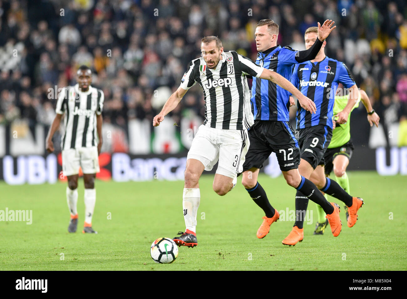 Turin, Italien. 14. März, 2018. Giorgio Chiellini (Juventus FC), Josip Iličić (Atalanta vor CHR.), Andreas Cornelius (Atalanta v. Chr.), während die Serie ein Fußballspiel zwischen FC Juventus und Atalanta BC bei Allianz Stadion am 14. März 2018 in Turin, Italien. Credit: Antonio Polia/Alamy leben Nachrichten Stockfoto