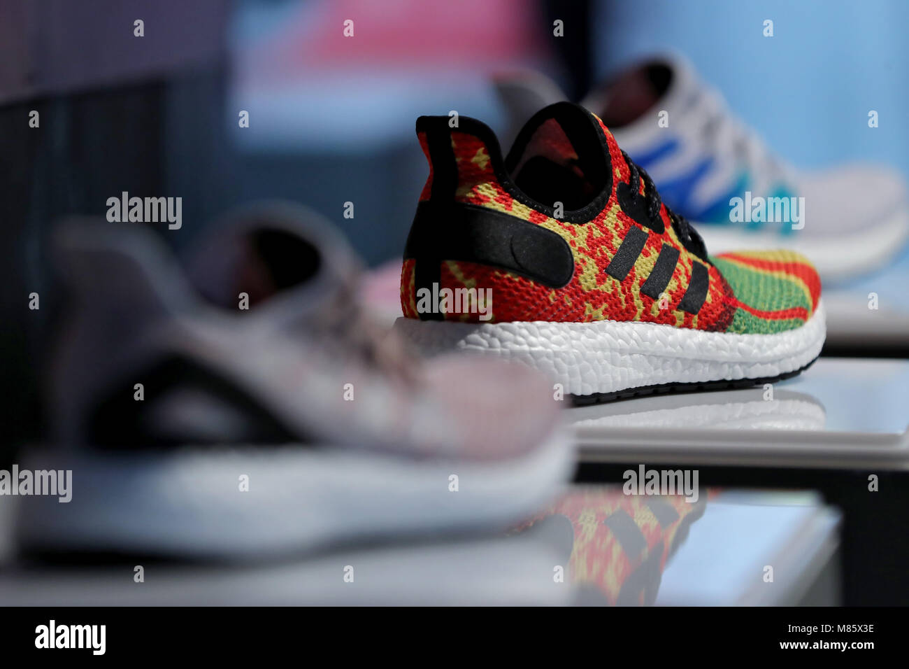 14 März 2018, Deutschland, Herzogenaurach: Adidas Schuhe, die in der  Geschwindigkeit Werk hergestellt wurden, sind auf dem Display während der  Bilanzpressekonferenz der adidas AG. Foto: Daniel Karmann/dpa  Stockfotografie - Alamy