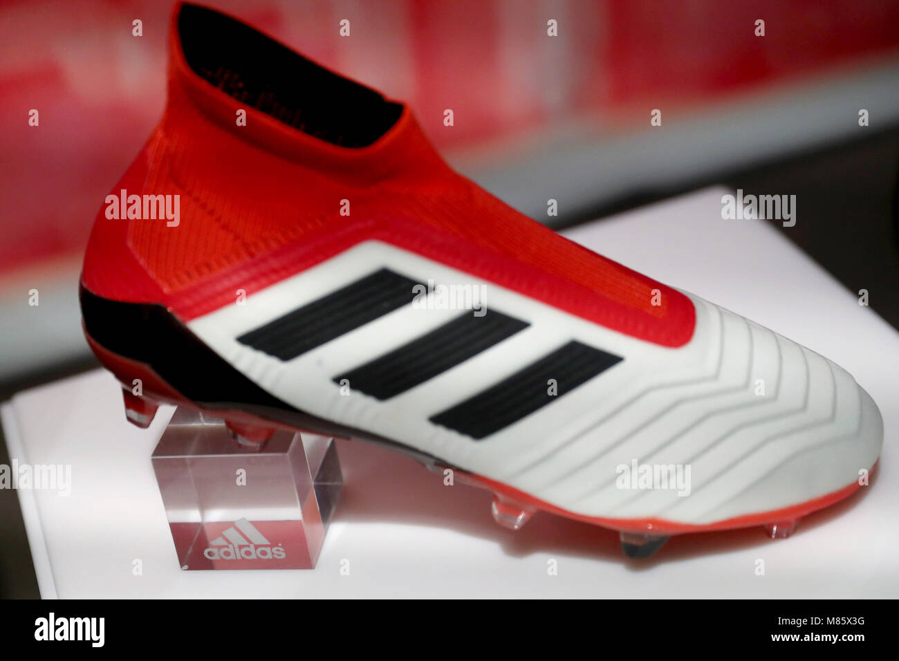 14 März 2018, Deutschland, Herzogenaurach: adidas Logo auf einem Fußball  Schuh auf der Bilanzpressekonferenz von adidas AG. Foto: Daniel Karmann/dpa  Stockfotografie - Alamy