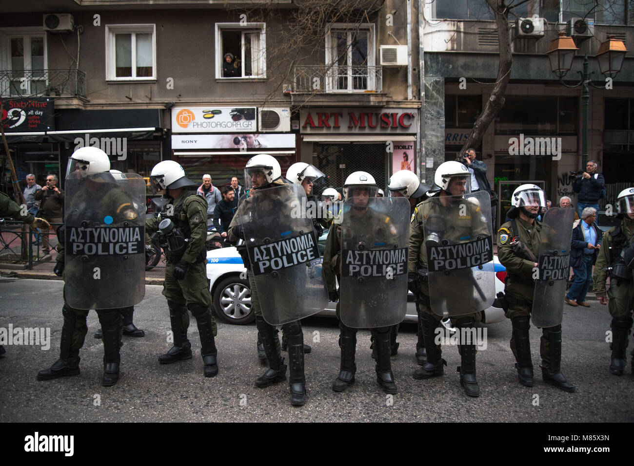 Athen, Griechenland. 14 Mär, 2018. Eine Polizei, die während einer Demonstration gegen das Eigentum Verfallserklärungauktionen gesehen. Konzentration gegen geplante online Auktionen. Der Einheit heute auf Bürger massiv zu Ihren laufenden Präsenz außerhalb der Notare, die elektronischen Auktionen im gesamten Land zu reagieren. Credit: ZUMA Press, Inc./Alamy leben Nachrichten Stockfoto