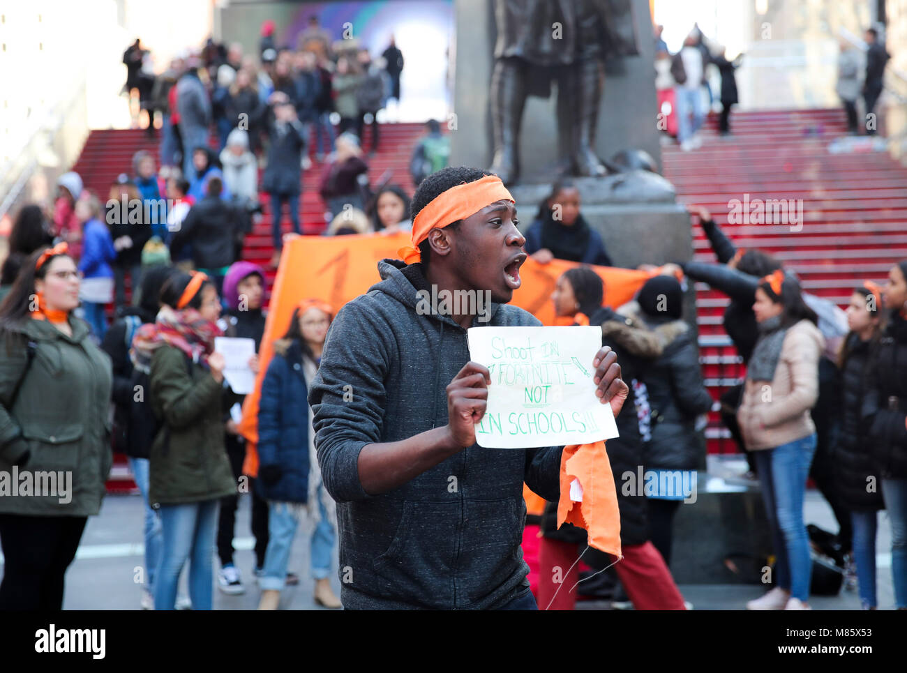 New York, USA. 14 Mär, 2018. Studenten aus Civic Leadership Academy Kundgebung gegen Waffengewalt am Times Square in New York, USA, am 14. März 2018 zu protestieren. Die Schüler nahmen an einer bundesweiten Demonstration gegen Waffengewalt "Nationale Schule Arbeitsniederlegung" in den Vereinigten Staaten am Mittwoch, einen Monat nach dem High School shooting in Florida, bei dem 17 Menschen getötet wurden. Credit: Wang Ying/Xinhua/Alamy leben Nachrichten Stockfoto