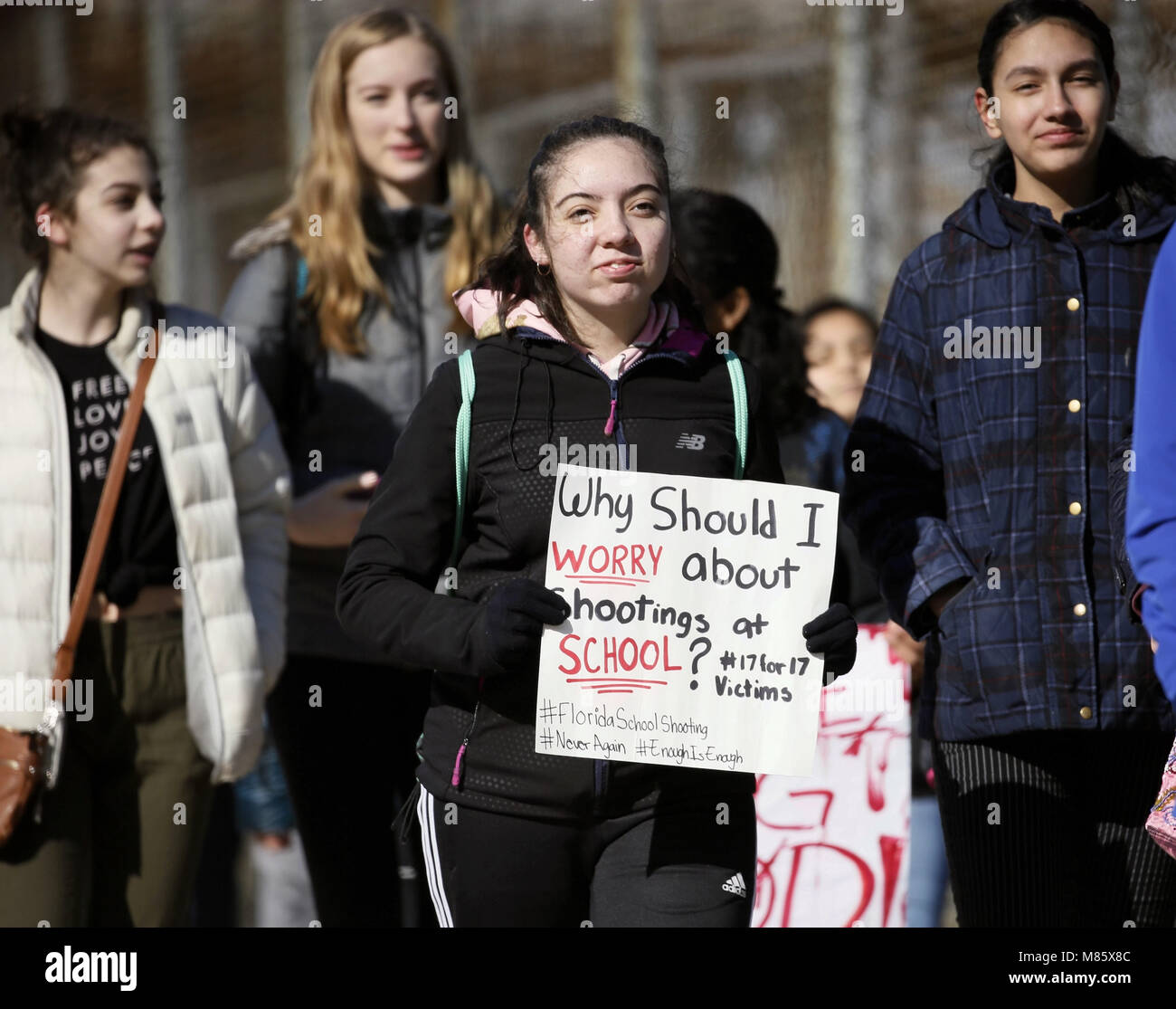 Chicago, USA. 14 Mär, 2018. Schüler von Walter Payton Hochschulvorbereitende High School Protest gegen Waffengewalt in Chicago, USA, am 14. März 2018. Die Schüler nahmen an einer bundesweiten Demonstration gegen Waffengewalt "Nationale Schule Arbeitsniederlegung" in den Vereinigten Staaten am Mittwoch, einen Monat nach dem High School shooting in Florida, bei dem 17 Menschen getötet wurden. Credit: Wang Ping/Xinhua/Alamy leben Nachrichten Stockfoto