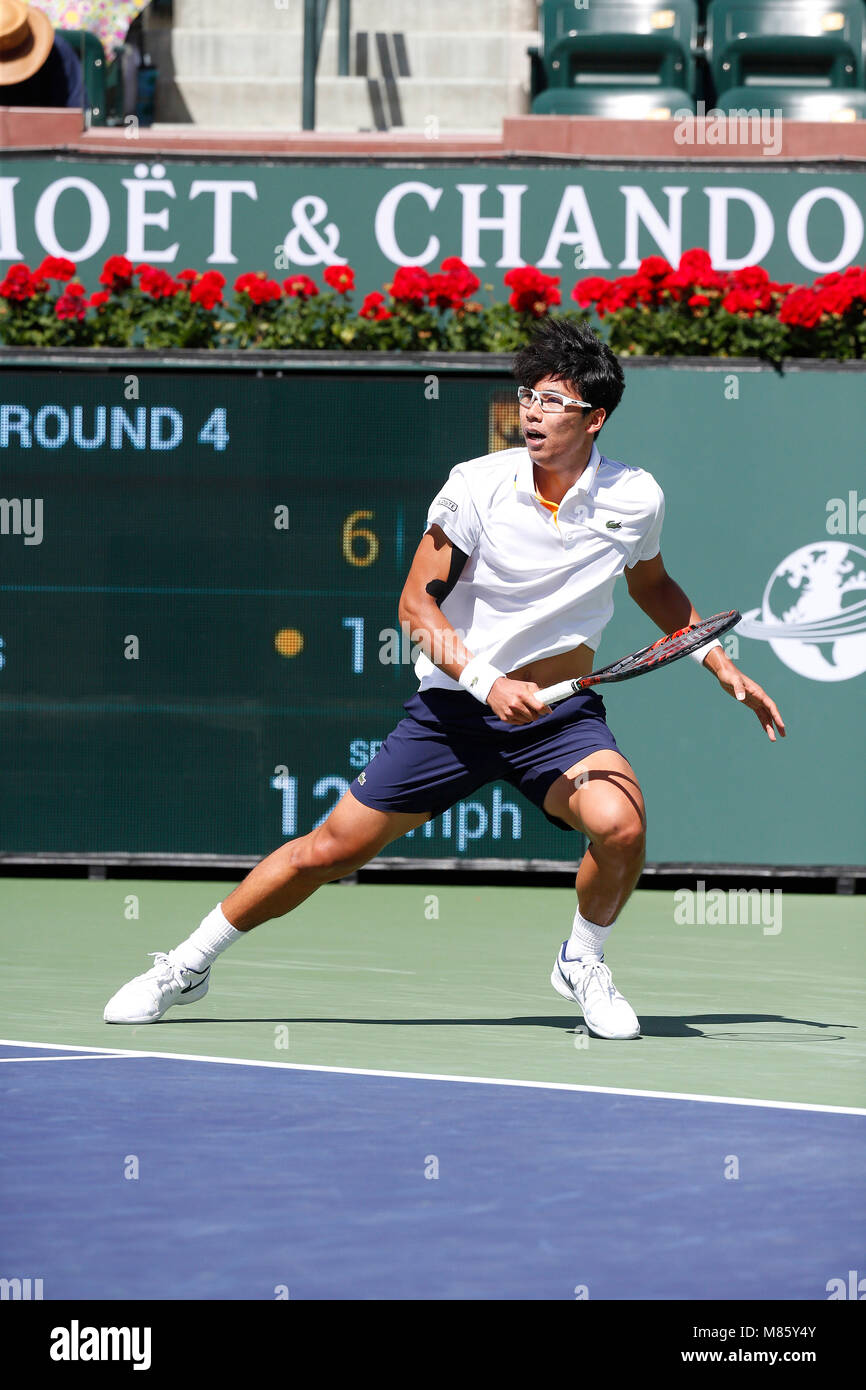 Indian Wells, Kalifornien, USA. 14. März, 2018. März 14, 2018 Hyeon Chung (KOR) liefert einen Schuß gegen Pablo Cuevas (uru) während der BNP Paribas Open in Indian Wells Tennis Garden, Indian Wells, CA. Charles Baus/CSM Credit: Cal Sport Media/Alamy leben Nachrichten Stockfoto